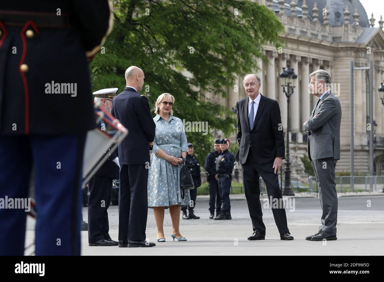 Il politico francese Herve Gaymard, con Yves de Gaulle, nipote di Charles de Gaulle, E sua moglie Laurence durante la cerimonia del 75° anniversario della vittoria della seconda guerra mondiale in Europa, a Parigi, in Francia, l'8 maggio 2020, il 53° giorno di una stretta chiusura del paese, volta a frenare la diffusione della COVID-19. Foto di Stephane Lemouton/Pool/ABACAPRESS.COM Foto Stock
