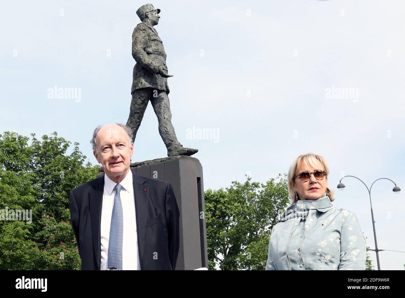 Yves de Gaulle, nipote di Charles de Gaulle, E sua moglie Laurence durante la cerimonia del 75° anniversario della vittoria della seconda guerra mondiale in Europa, a Parigi, in Francia, l'8 maggio 2020, il 53° giorno di una stretta chiusura del paese, volta a frenare la diffusione della COVID-19. Foto di Stephane Lemouton/Pool/ABACAPRESS.COM Foto Stock