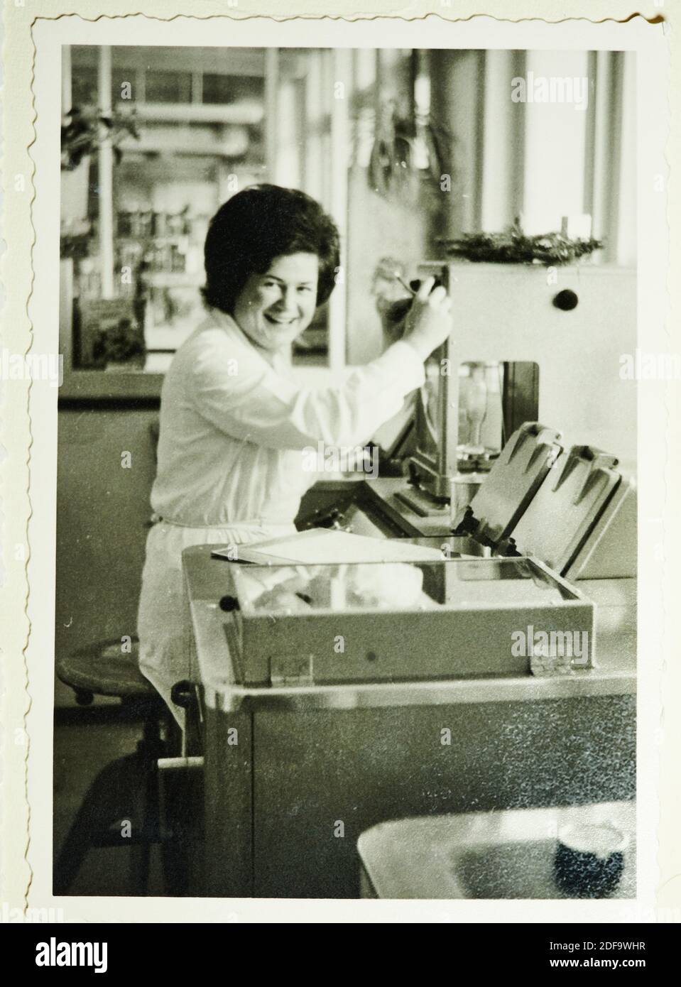 Foto storica: Assistente di laboratorio a Baerenmarke, Allgäuer Alpenmilch AG circa 1963 a Biessenhofen, Baviera, Germania. Riproduzione a Marktoberdorf, Germania, 26 ottobre 2020. © Peter Schatz / Alamy foto d'archivio Foto Stock