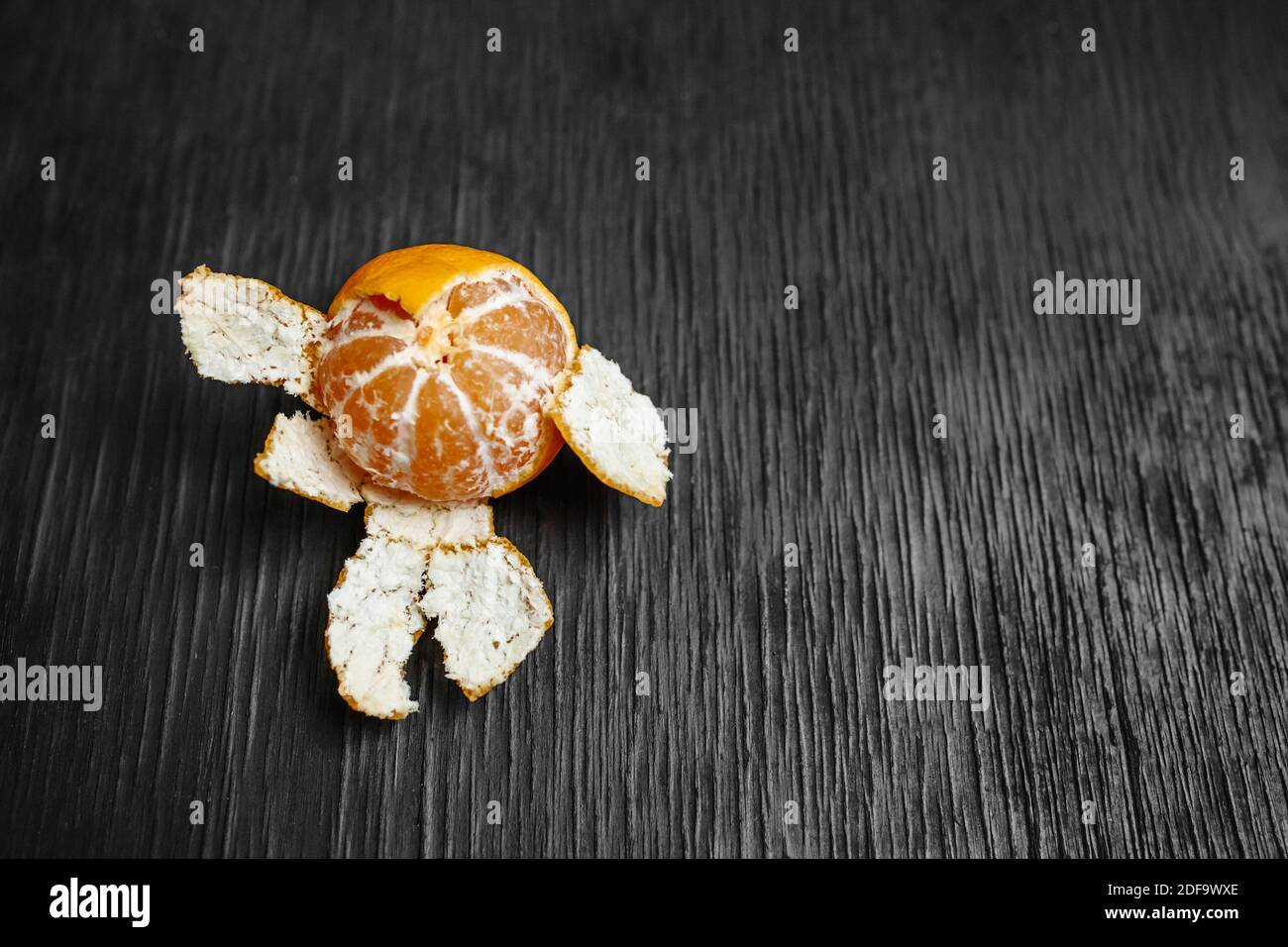 Tangerini su sfondo nero. Molta frutta fresca - mandarini. Foto di alta qualità Foto Stock