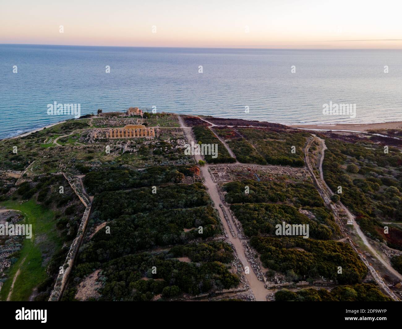 Templi greci a Selinunte, vista sul mare e rovine di colonne greche nel Parco Archeologico di Selinunte Sicilia Italia Foto Stock