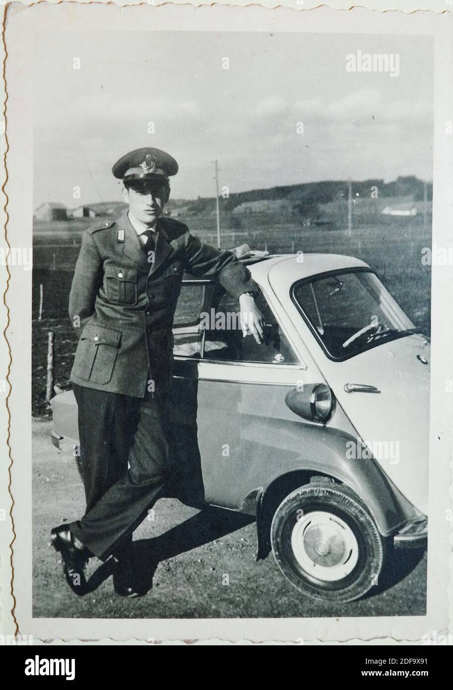 Foto storica: Soldato dell'aeronautica 1958 con un'auto BMW Isetta a Biessenhofen, Germania. Riproduzione a Marktoberdorf, Germania, 26 ottobre 2020. © Peter Schatz / Alamy foto d'archivio Foto Stock