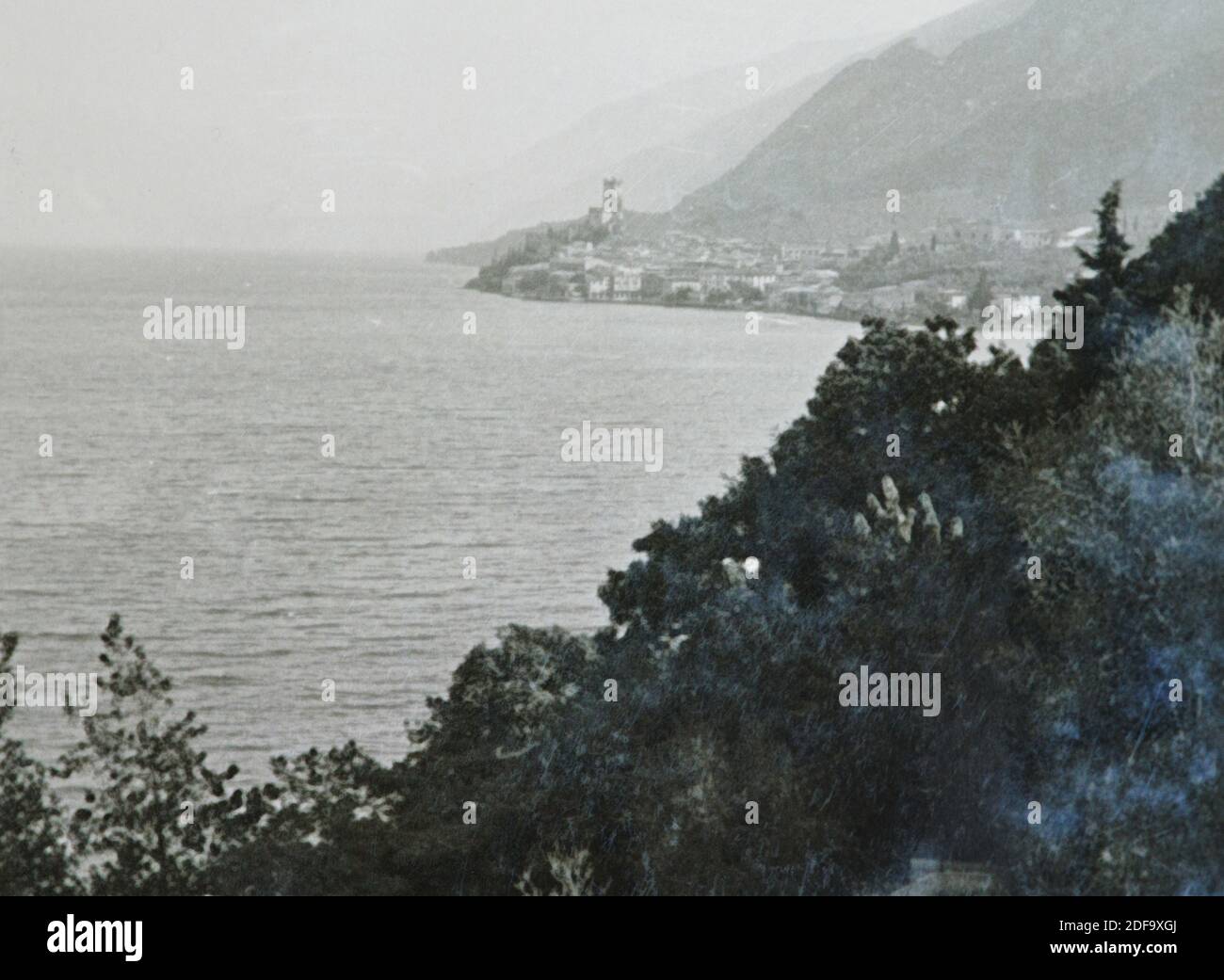 Foto storica: Montagne intorno al Lago di Garda in Italia intorno al 1960. Riproduzione a Marktoberdorf, Germania, 26 ottobre 2020. © Peter Schatz / Alamy foto d'archivio Foto Stock