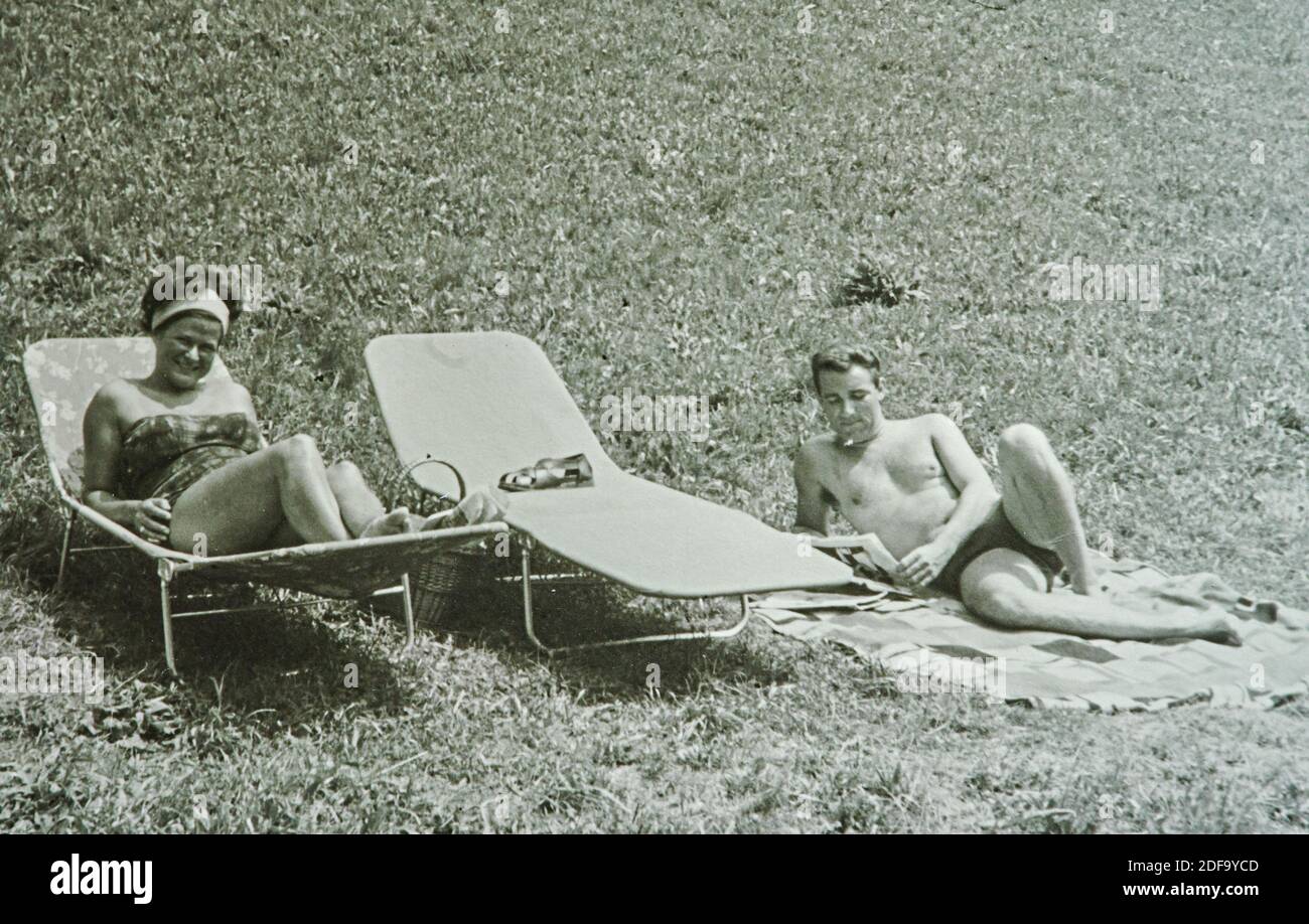 Foto storica: Coppia con sunbeds1963 al lago Hopfensee a Hopfen am See , Baviera, Germania. Riproduzione a Marktoberdorf, Germania, 26 ottobre 2020. © Peter Schatz / Alamy foto d'archivio Foto Stock