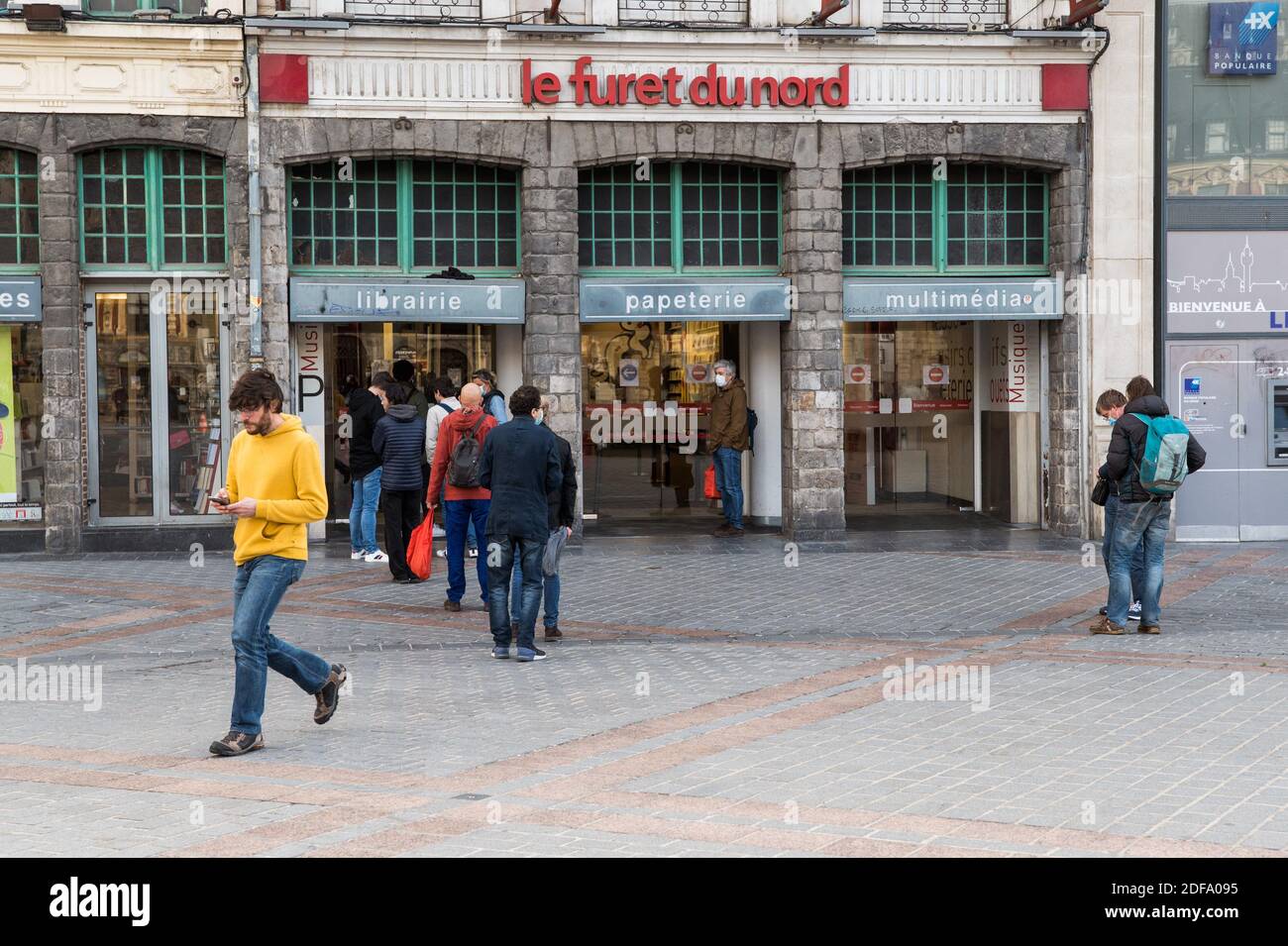 La gente aspetta in fila davanti a le Furet du Nord, una biblioteca, al Grand' Place indossando una maschera il 11 maggio 2020 a Lille, il primo giorno della fine del confinamento. Foto di Julie Sebadelha/ABACAPRESS.COM Foto Stock