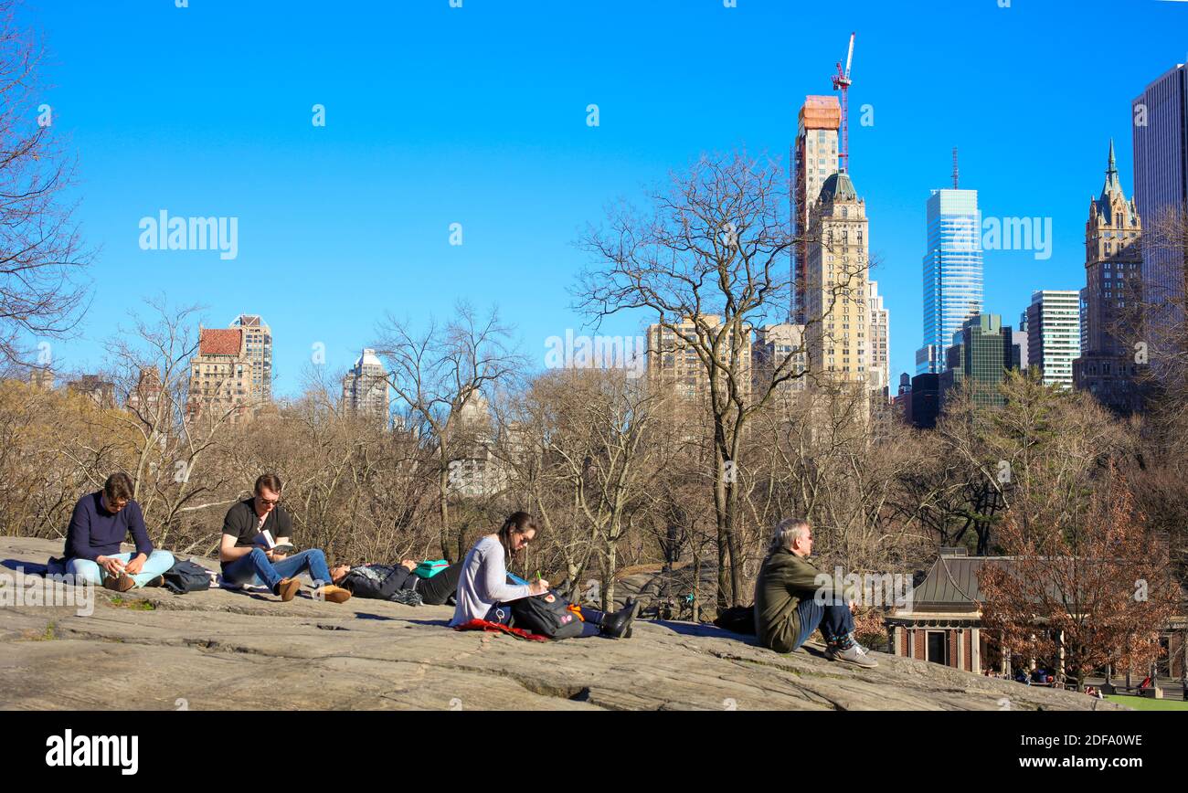 Le persone godono di sole invernale a Central Park, Manhattan, New York, Stati Uniti Foto Stock