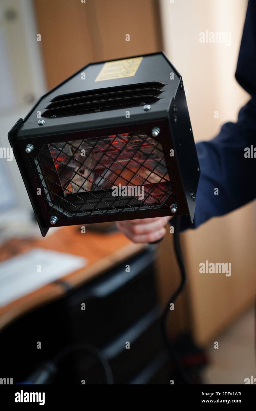 Intervista disponibile su richiesta - lampada germicida di tipo UV-C ultra violetto, utilizzata dalla cellula COMETE per decontaminare COvid19 da piccole superfici. Marsiglia, Francia, il 12 maggio 2020. I vigili del fuoco dell'unità COMETE, nel sud della Francia, città di Marsiglia, specializzati e particolarmente efficienti in NRBC (nucleare, batteriologico radiologico e chimico), lavorano per la rilevazione del coronavirus e sono ora in grado di rilevarlo sulle superfici e anche nell'aria. Permette di verificare la pulizia e la disinfezione di imprese, tastiere, scuole, ma anche recentemente sul Charles De Foto Stock