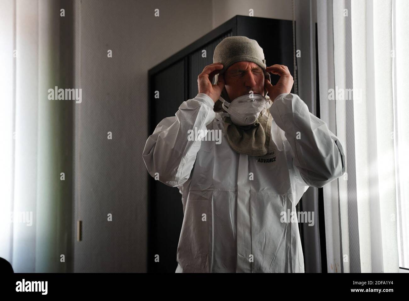 Intervista disponibile su richiesta - lo specialista indossa attrezzature speciali per decontaminare una piccola area utilizzando una lampada UV-C germicida ultravioletta. Marsiglia, Francia, il 12 maggio 2020. I vigili del fuoco dell'unità COMETE, nel sud della Francia, città di Marsiglia, specializzati e particolarmente efficienti in NRBC (nucleare, batteriologico radiologico e chimico), lavorano per la rilevazione del coronavirus e sono ora in grado di rilevarlo sulle superfici e anche nell'aria. Permette di verificare la pulizia e la disinfezione di imprese, tastiere, scuole, ma anche recentemente sul Charles Foto Stock