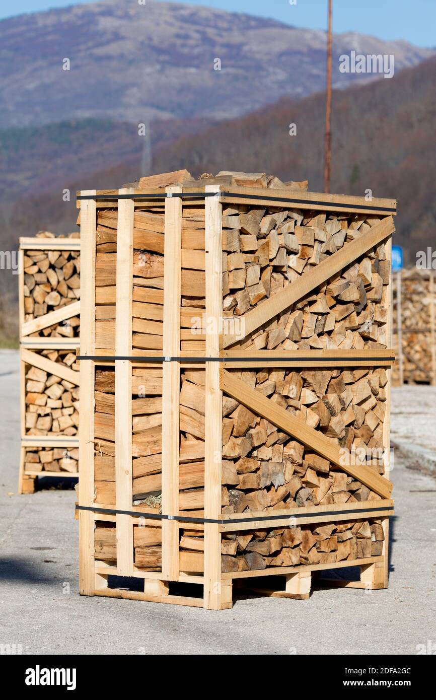 Pallet in legno riempito con legna da ardere Foto Stock