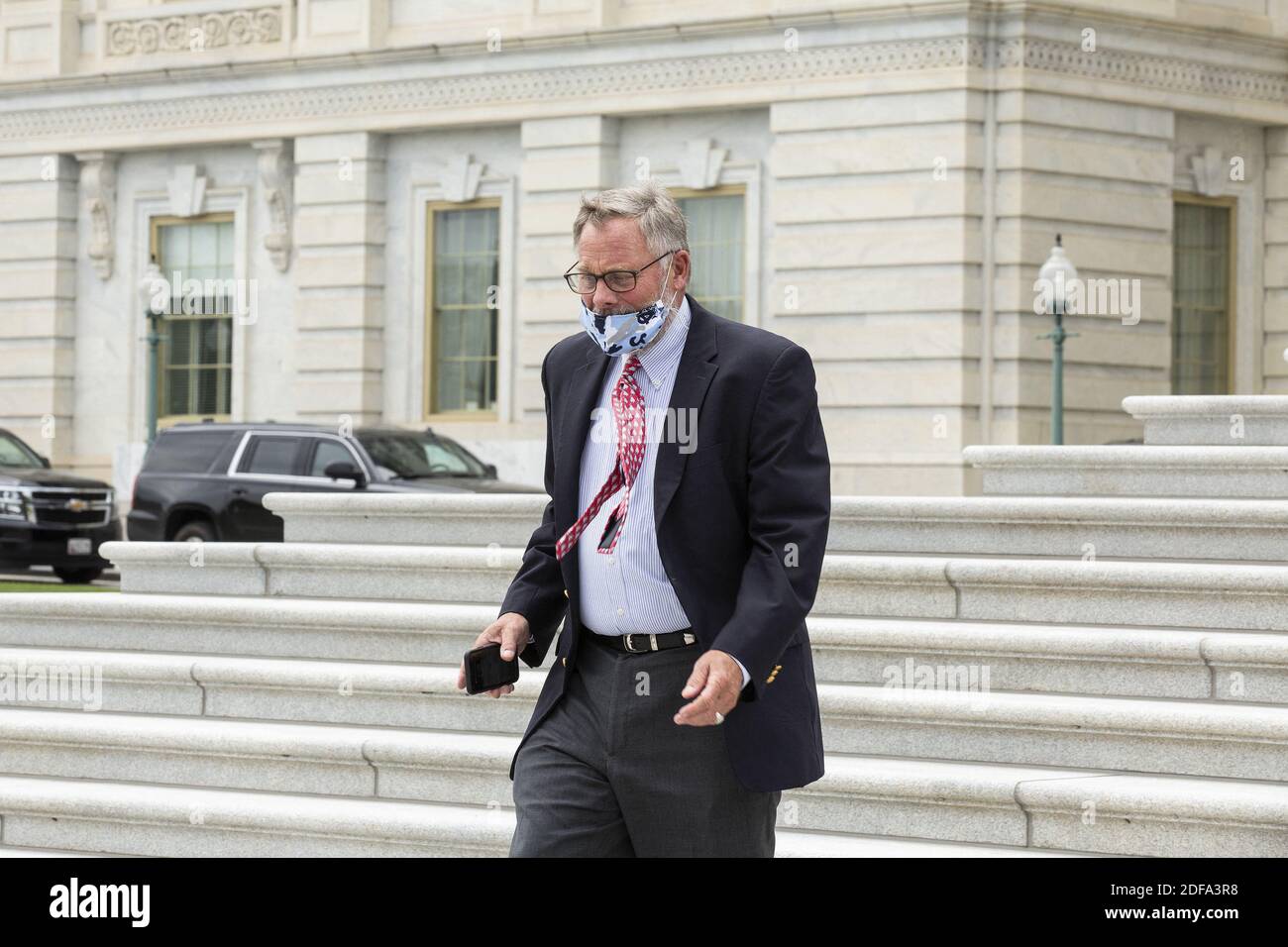 Il senatore degli Stati Uniti Richard Burr (democratico di Nort Carolina) lascia il Campidoglio degli Stati Uniti a seguito di un voto a Washington DC, USA, giovedì 14 maggio, 2020. Si è dimesso da un ruolo chiave di leadership del comitato nel Congresso giovedì dopo che il suo telefono è stato sequestrato durante la notte dagli investigatori con un mandato che esamina le accuse che egli ha utilizzato briefing privati come informazioni interne per scaricare le quote prima che il mercato crollasse sulla crisi del coronavirus. Foto di Stefani Reynolds/CNP/ABACAPRESS.COM Foto Stock