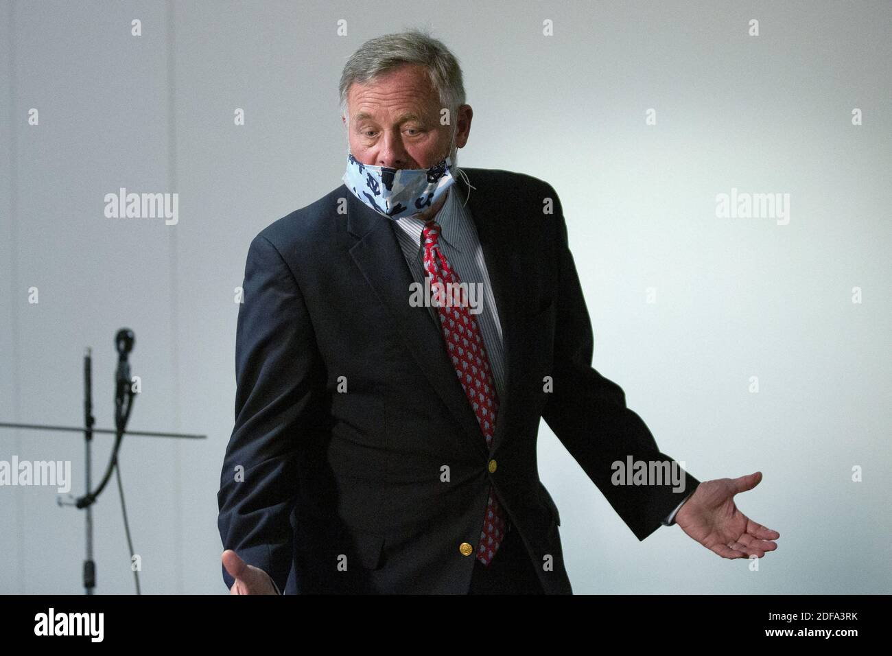 Il senatore degli Stati Uniti Richard Burr (democratico di Nort Carolina) arriva a pranzo del Senato della GOP al palazzo degli uffici del Senato della Hart a Washington DC, USA giovedì 14 maggio, 2020. Si è dimesso da un ruolo chiave di leadership del comitato nel Congresso giovedì dopo che il suo telefono è stato sequestrato durante la notte dagli investigatori con un mandato che esamina le accuse che egli ha utilizzato briefing privati come informazioni interne per scaricare le quote prima che il mercato crollasse sulla crisi del coronavirus. Foto di Stefani Reynolds/CNP/ABACAPRESS.COM Foto Stock