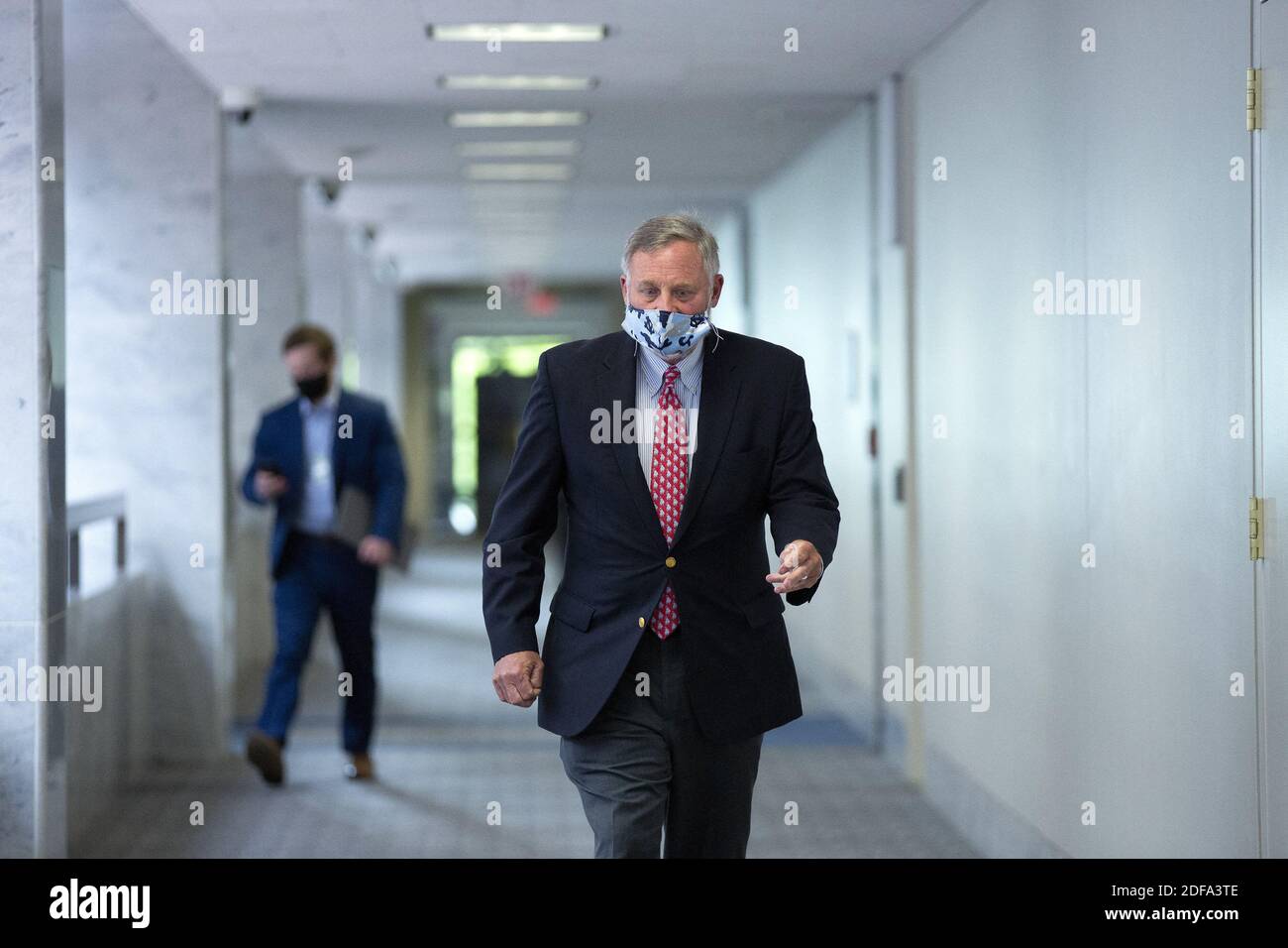 Il senatore degli Stati Uniti Richard Burr (democratico di Nort Carolina) arriva a pranzo del Senato della GOP al palazzo degli uffici del Senato della Hart a Washington DC, USA giovedì 14 maggio, 2020. Si è dimesso da un ruolo chiave di leadership del comitato nel Congresso giovedì dopo che il suo telefono è stato sequestrato durante la notte dagli investigatori con un mandato che esamina le accuse che egli ha utilizzato briefing privati come informazioni interne per scaricare le quote prima che il mercato crollasse sulla crisi del coronavirus. Foto di Stefani Reynolds/CNP/ABACAPRESS.COM Foto Stock