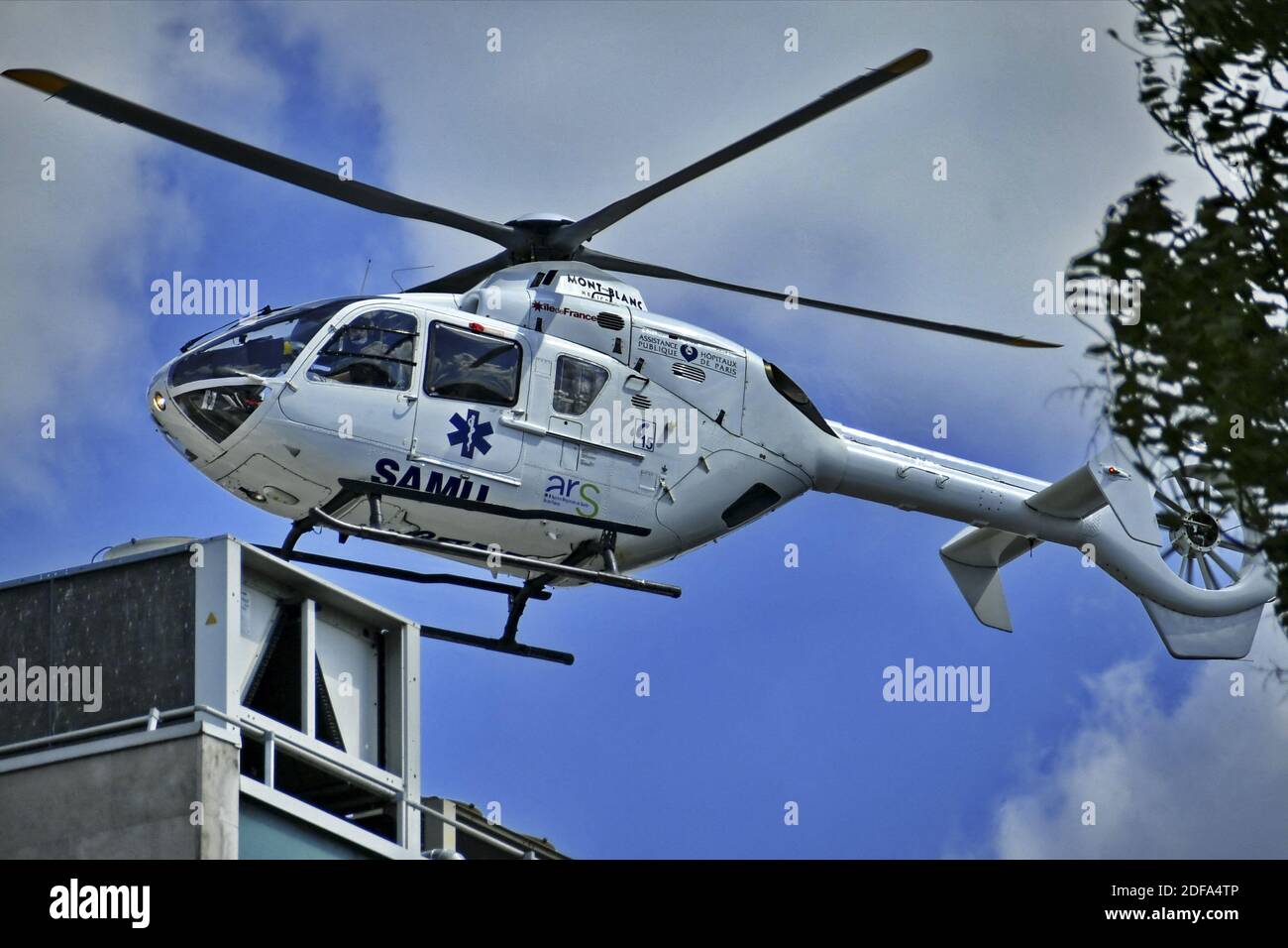 Un elicottero SAMU ha evacuato il paziente infettato da Covid 19, dall'ospedale Pitie-Sampetriere di Parigi, Francia, il 15 marzo 2020. Foto di Karim Ait Adjedjou/Avenir Pictures/ABACAPRESS.COM Foto Stock