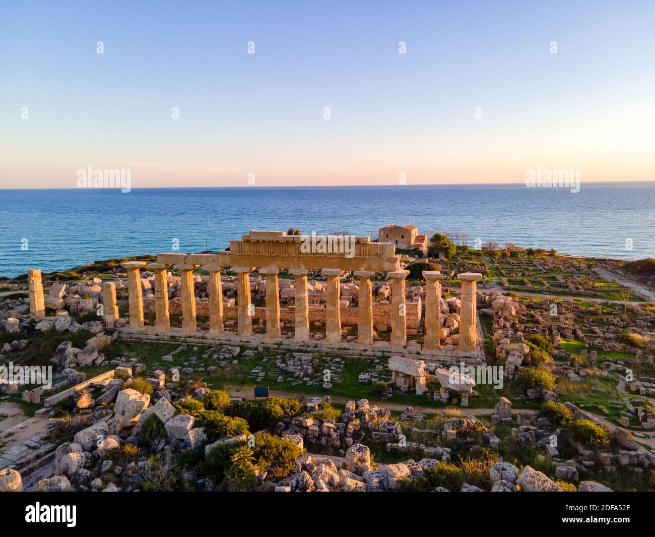 Templi greci a Selinunte, vista sul mare e rovine di colonne greche nel Parco Archeologico di Selinunte Sicilia Italia Foto Stock