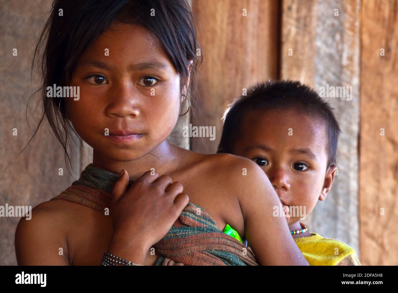 I fratelli della tribù di Ann in un villaggio nei pressi di Kengtung o KYAINGTONG - Myanmar Foto Stock