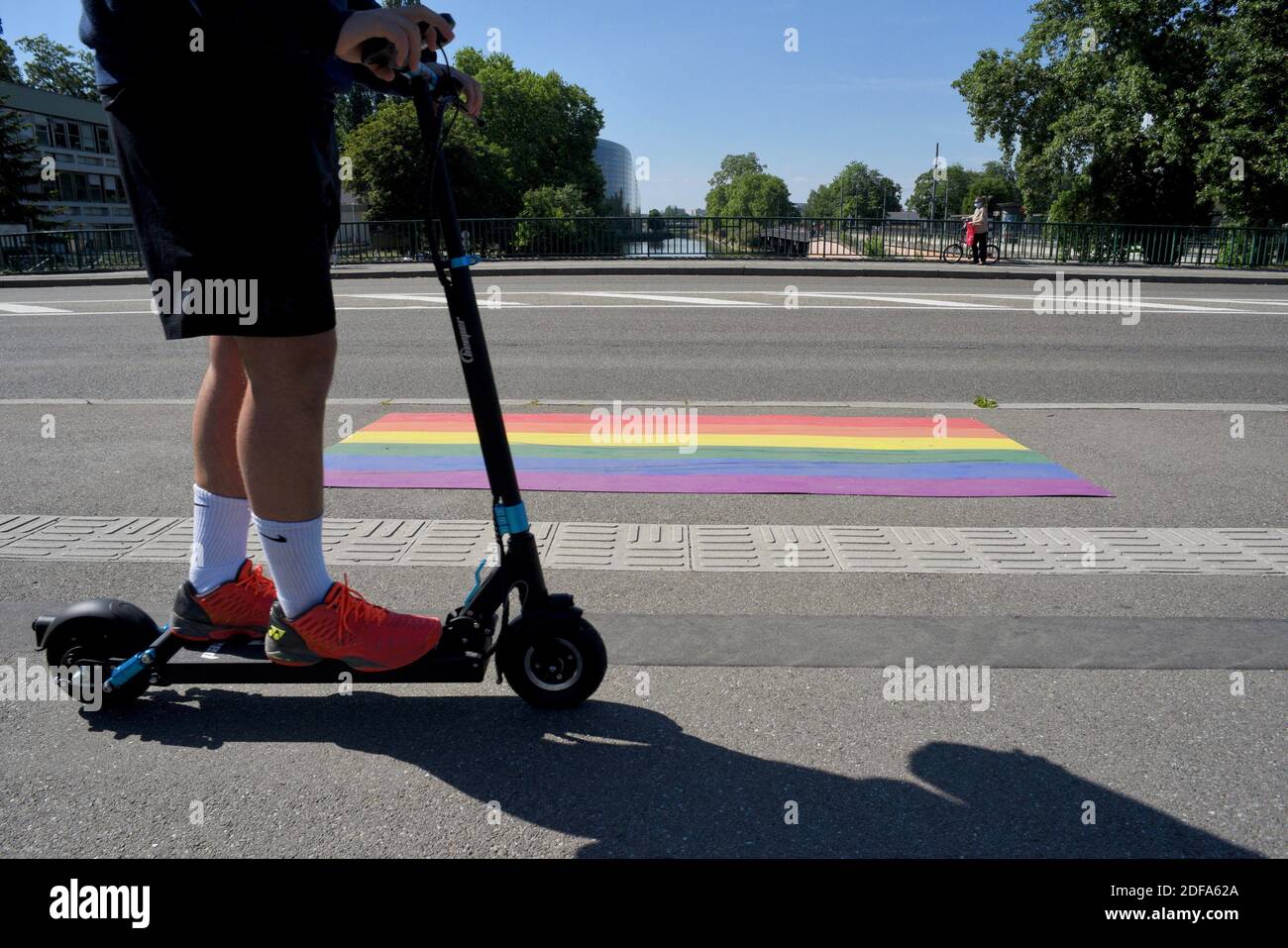 Una bandiera arcobaleno è dipinta sul 'Pont de la Rose Blanche' a Strasburgo, nella Francia nordorientale, che segna la Giornata internazionale contro l'omofobia, la Transphobia, la Bifobia. Foto di Nicolas Roses/ABACAPRESS.COM Foto Stock