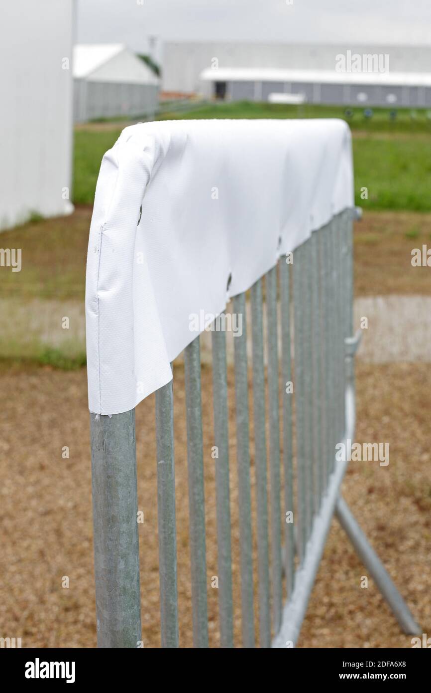 Handout photo - come parte della lotta contro i coronavirus, il gruppo Serge Ferrari ha sviluppato una tecnologia di rivestimento per le sue membrane che rende le sue superfici virucida. Queste proprietà antivirali sono state convalidate da un laboratorio indipendente. Utilizzando una tecnologia a base di particelle d'argento, recentemente riconosciute nella letteratura scientifica per le loro proprietà antivirali, queste tecniche di rivestimento consentono di offrire una vasta gamma di soluzioni per combattere l'attuale pandemia. Isere('!), Francia, maggio 2020. Foto tramite ABACAPRESS.COM Foto Stock