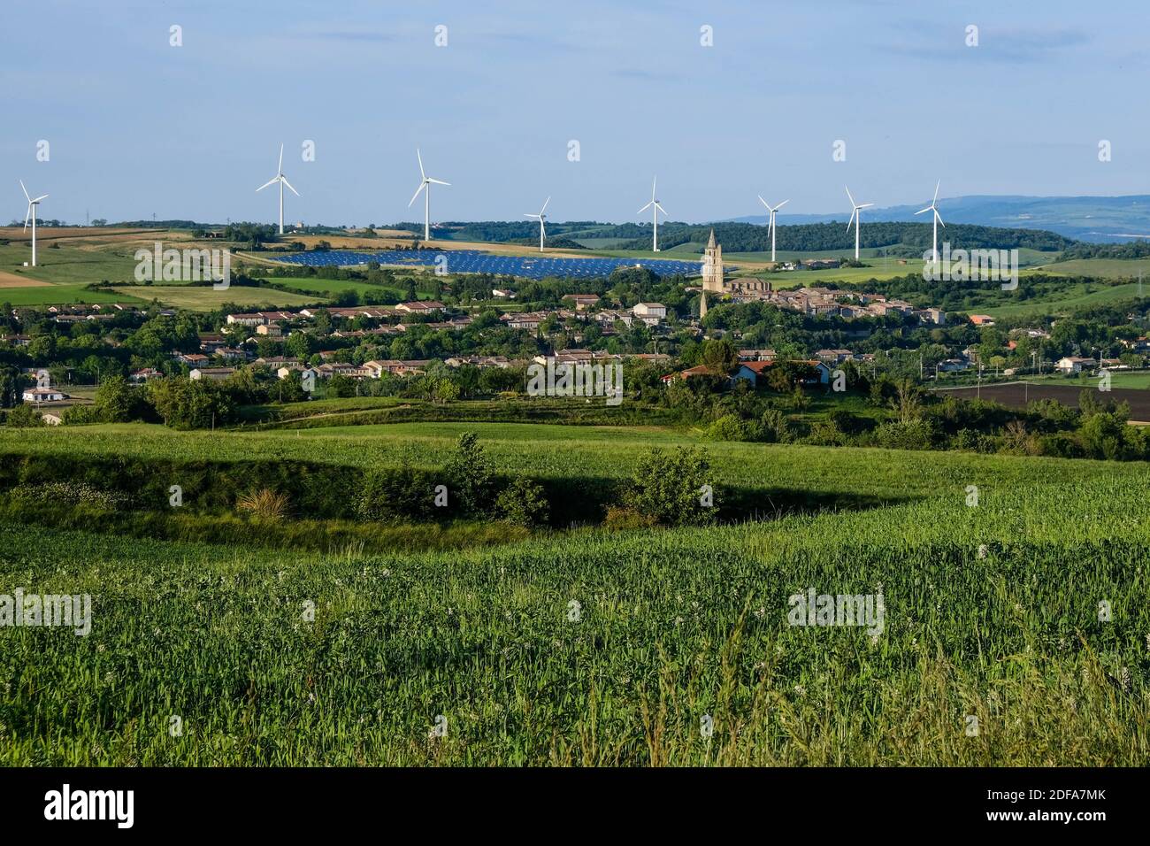 Il campanile del villaggio di Avignonet, tra turbine eoliche e pannelli fotovoltaici. Illustrazione delle centrali eoliche di Lauragais (vicino a Tolosa, Francia meridionale), il 19 maggio 2020. Foto di Patrick Batard/ABACAPRESS.COM Foto Stock