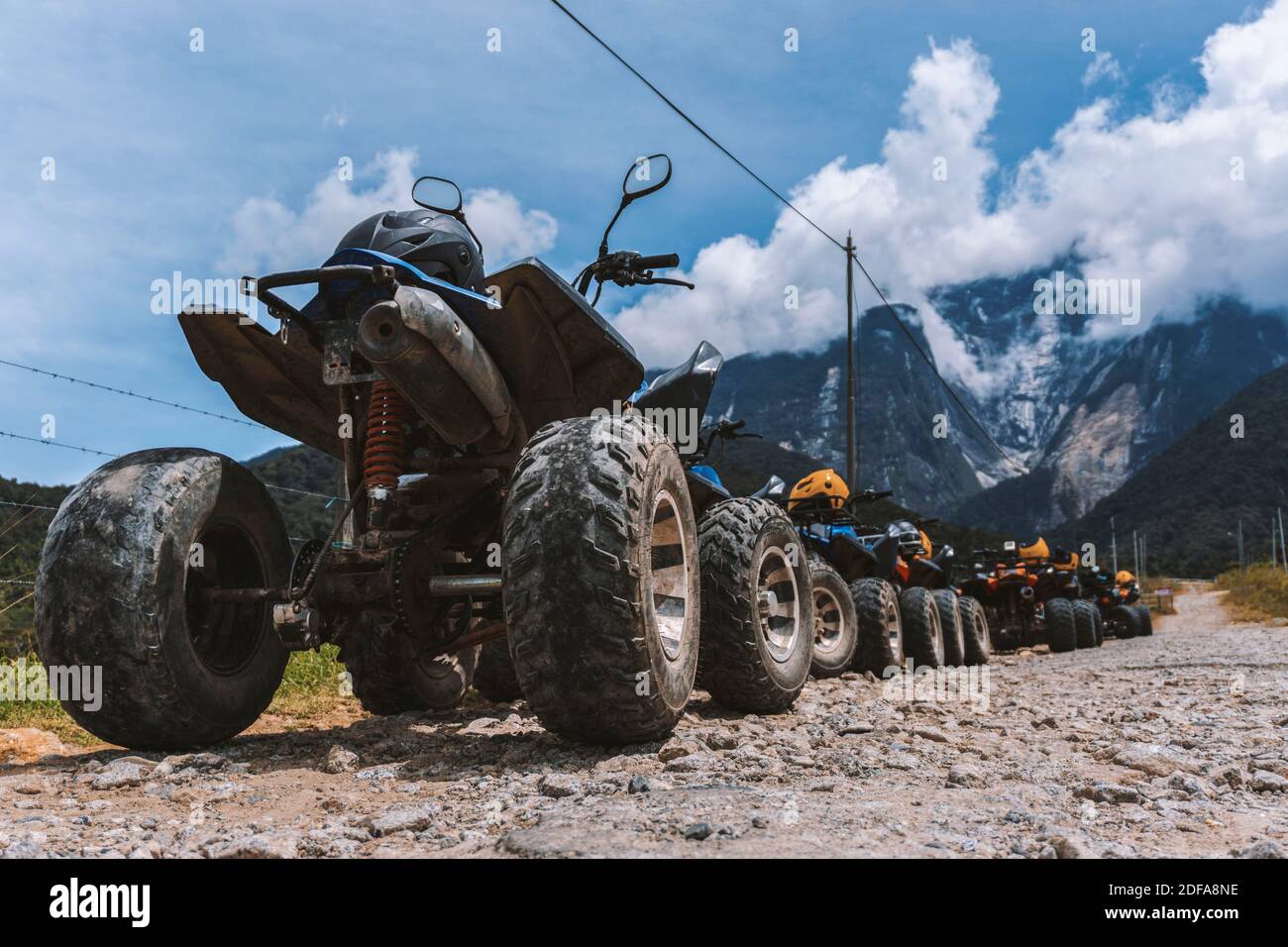 ATV (All-Terrain Vehicle) parcheggiato su strada sterrata con vista sul Monte Kinabalu a Kundasang Sabah. Foto Stock