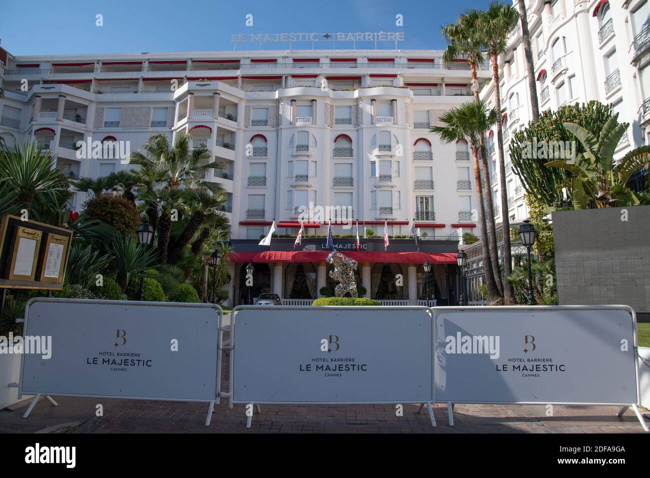 Vista del Majestic Barriere Hotel chiuso, come il Festival del Cinema di Cannes non sta accadendo, come è stato previsto dal 12 maggio al 22 maggio 2020 a Cannes, Francia, il 17 maggio 2020. La Francia ha iniziato ad allentare gradualmente le misure di blocco e le restrizioni in mezzo alla pandemia della COVID-19. Foto di Aurore Marechal/ABACAPRESS.COM Foto Stock