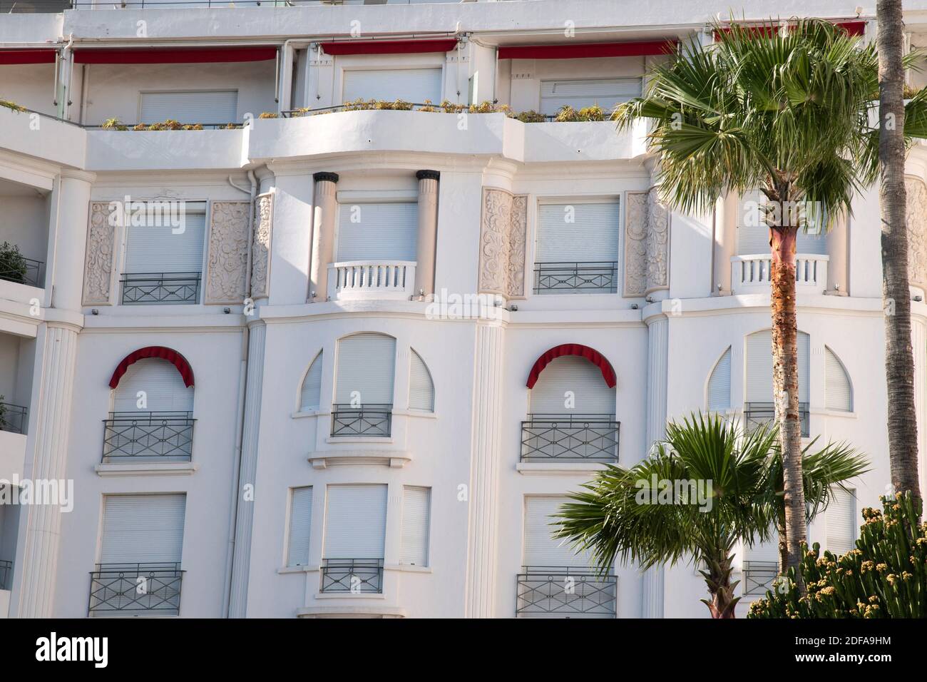 Vista del Majestic Barriere Hotel chiuso, come il Festival del Cinema di Cannes non sta accadendo, come è stato previsto dal 12 maggio al 22 maggio 2020 a Cannes, Francia, il 17 maggio 2020. La Francia ha iniziato ad allentare gradualmente le misure di blocco e le restrizioni in mezzo alla pandemia della COVID-19. Foto di Aurore Marechal/ABACAPRESS.COM Foto Stock