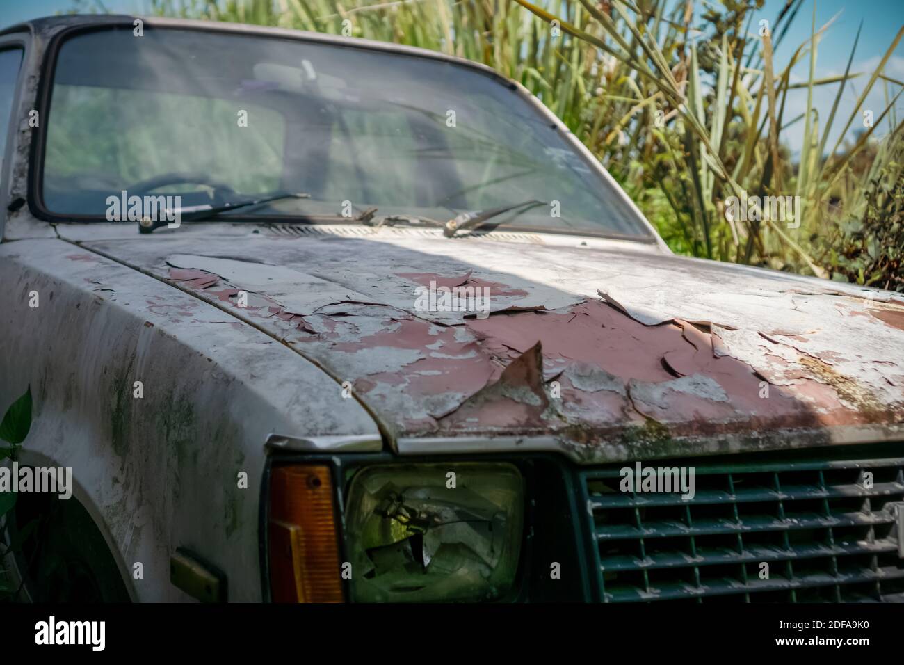 Primo piano di una vecchia macchina arrugginita rotta Foto Stock