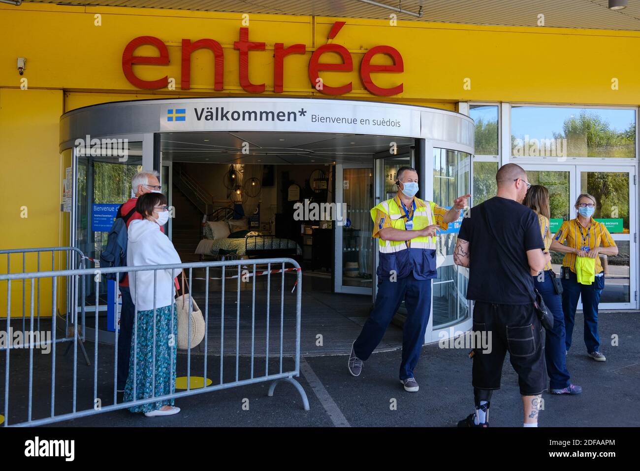 Chiuso dall'inizio del contenimento, il marchio internazionale IKEA ha  riaperto il suo negozio a Tolosa (Francia) il 25 maggio 2020. Molti clienti  si sono riuniti 1 ora prima dell'apertura per accedere all'area