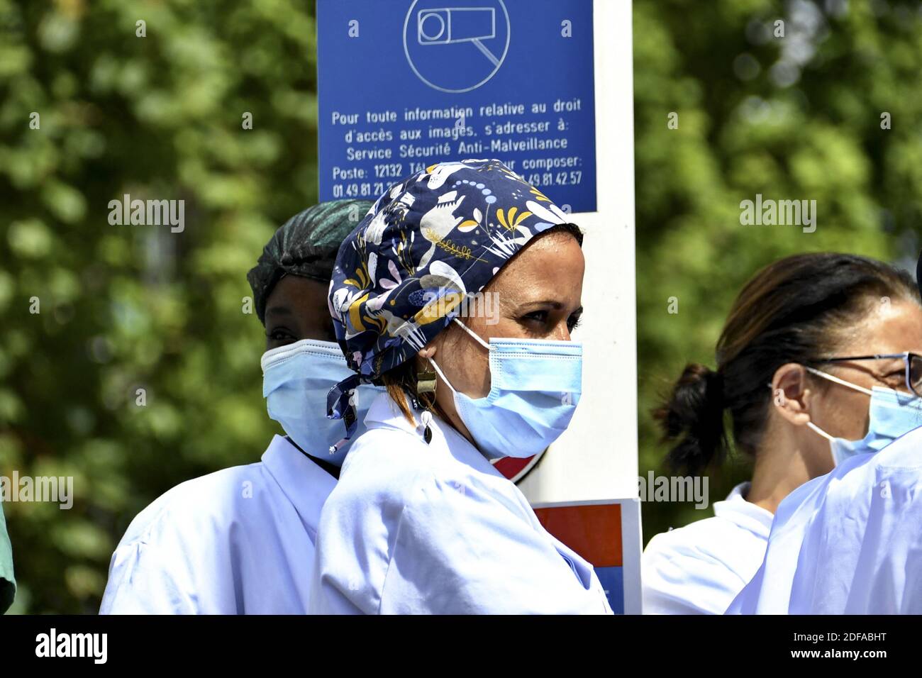 I rappresentanti degli operatori sanitari e dei sindacati prendono parte il 25 maggio 2020 a una manifestazione fuori dall'ospedale Henri Mondor, a Creteil, vicino a Parigi, in Francia, prima del "Segur de la Sante" (colloqui generali sulle riforme sanitarie), volta a migliorare le condizioni di lavoro; stipendi e assistenza ai pazienti nel settore medico. Foto di Karim Ait Adjedjou/Avenir Pictures/ABACAPRESS.COM Foto Stock