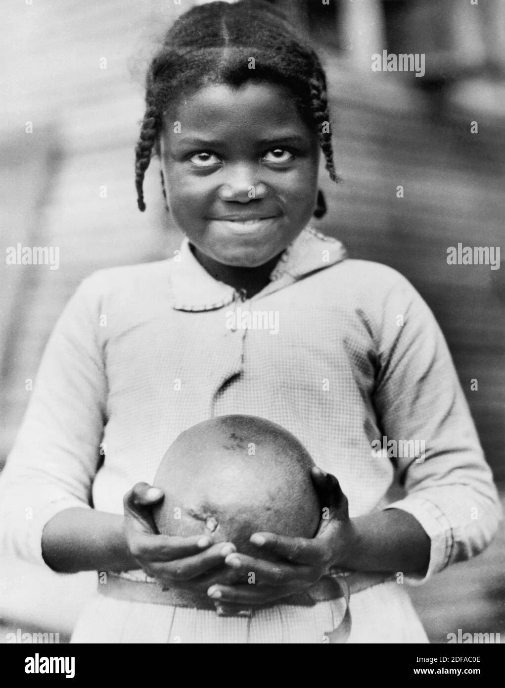Giovane ragazza con pompelmo fornito dalla Croce Rossa americana alle vittime della siccità, Mound Bayou, Mississippi, USA, Lewis Wickes Hine, American National Red Cross Collection, 1930 Foto Stock