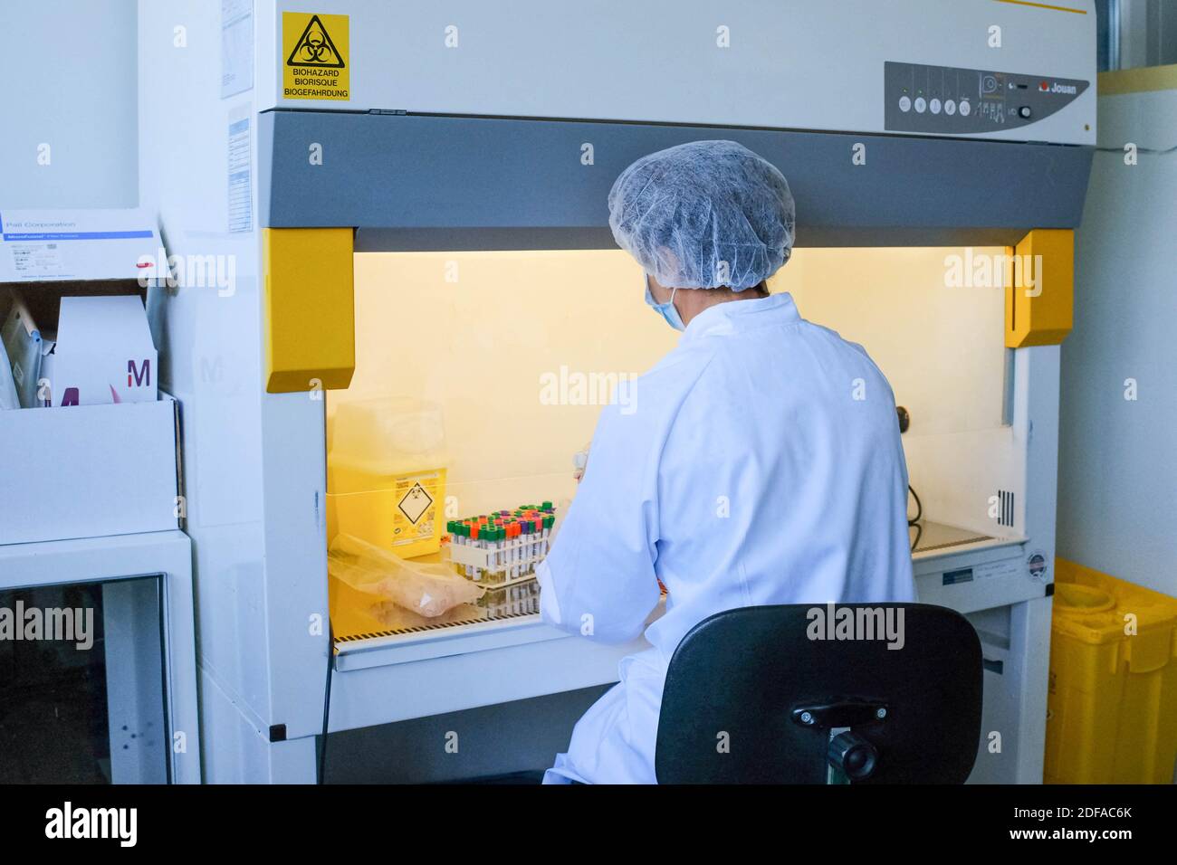 Un assistente di laboratorio, con maschera, guanti e charlotte, elabora vari campioni. A Tolosa (Francia), il laboratorio dipartimentale LD31 EVA è stato impegnato per 15 giorni in screening per Covid-19. Di solito, le sue missioni sono centrate sulla salute animale e vegetale, l'igiene alimentare, l'aria e l'acqua; ma dall'inizio dell'epidemia, e di fronte alla massiccia necessità di rintracciare il virus, i suoi team hanno adattato le loro attività: Ora, possono eseguire 4,000 test di screening alla settimana. 27 maggio 2020. Foto di Patrick Batard/ABACAPRESS.COM Foto Stock