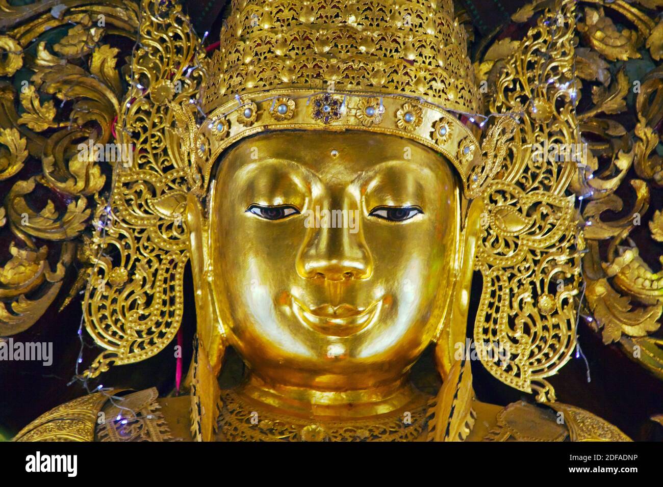 Un cast DI BUDDHA DI FERRO nel 1802 è ospitato a SANDAMANI PAYA che contiene anche 1774 lastre di marmo commentando il TRIPITAKA - MANDALAY, MYANMAR Foto Stock