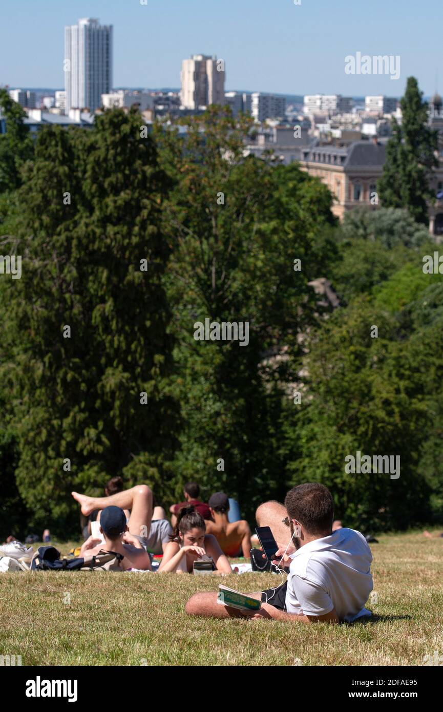 La gente si riunisce al parco Buttes Chaumont il primo giorno della riapertura dei parchi dopo il blocco a Parigi, in Francia, il 30 maggio 2020. La Francia ha iniziato ad allentare gradualmente le misure di blocco e le restrizioni in mezzo alla pandemia della COVID-19. Foto di Aurore Marechal/ABACAPRESS.COM Foto Stock