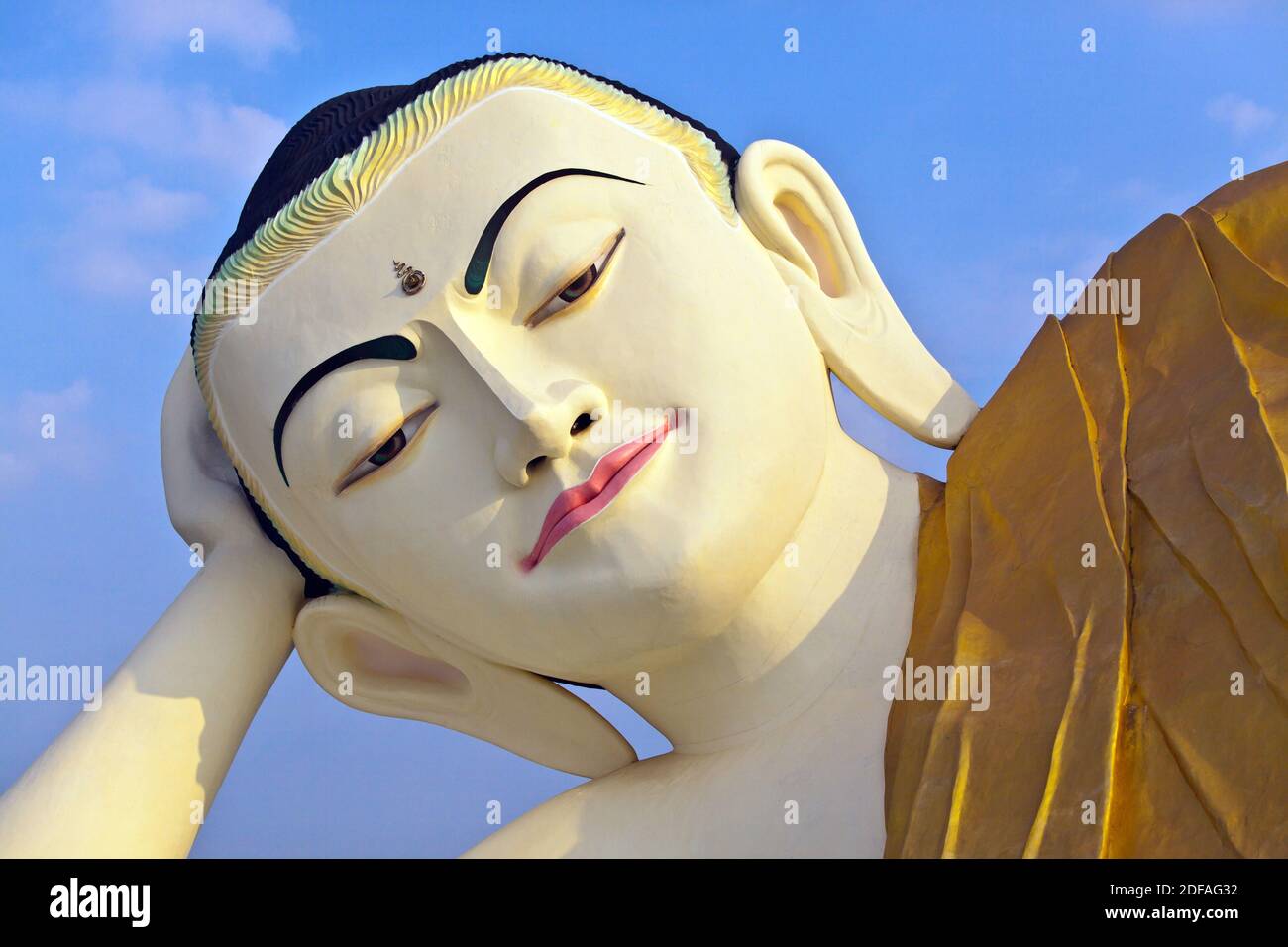 La MYA THA LYAUNG Buddha reclinato è uno dei più grandi del mondo - BAGO, MYANMAR Foto Stock