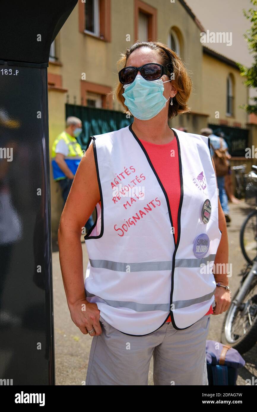 Ritratto di un operatore sanitario con il segno 'Agités, révoltés mais soignants' (inquieto, ribelle ma premuroso). Alcuni rappresentanti del personale ospedaliero hanno dimostrato per un'ora fuori dalla sede dell'ARS (Agenzia sanitaria regionale) a Tolosa, il 2 giugno 2020. Nell'ambito dei "martedì della rabbia", essi intendono protestare regolarmente contro la mancanza di mezzi degli ospedali pubblici, resi evidenti dalla crisi del Covid-19. Foto di Patrick Batard/ABACAPRESS.COM Foto Stock