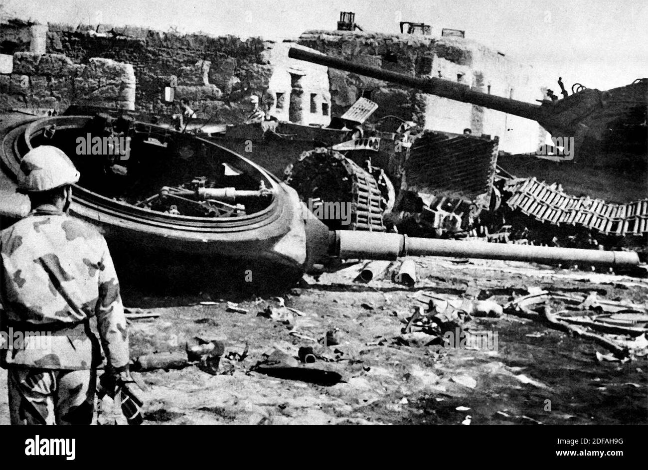 Un egiziano Sa'iqa (commando) prima di un gruppo di carri armati israeliani abbattuti, nel villaggio di Abu 'Atha, durante la battaglia di Ismailia. Foto Stock Un egiziano Sa'iqa (commando) prima di un gruppo di carri armati israeliani abbattuti, nel villaggio di Abu 'Atha, durante la battaglia di Ismailia. Foto Stock