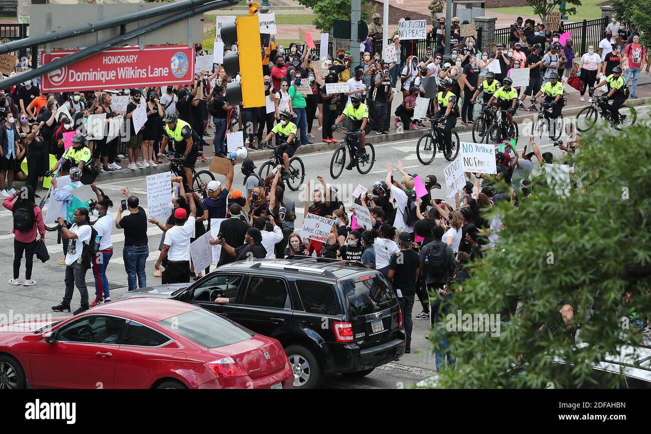 NO FILM, NO VIDEO, NO TV, NO DOCUMENTARIO - un'unità di bicicletta della polizia di Atlanta pattugliò fuori dal CNN Center all'Olympic Park durante un quinto giorno di proteste per la morte di George Floyd martedì 2 giugno 2020 ad Atlanta. Foto di Curtis Compton/Atlanta Journal-Constitution/TNS/ABACAPRESS.COM Foto Stock