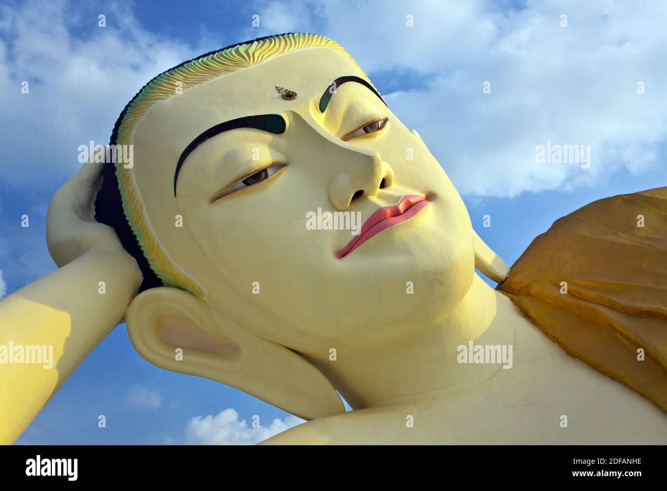 La MYA THA LYAUNG Buddha reclinato è uno dei più grandi del mondo - BAGO, MYANMAR Foto Stock