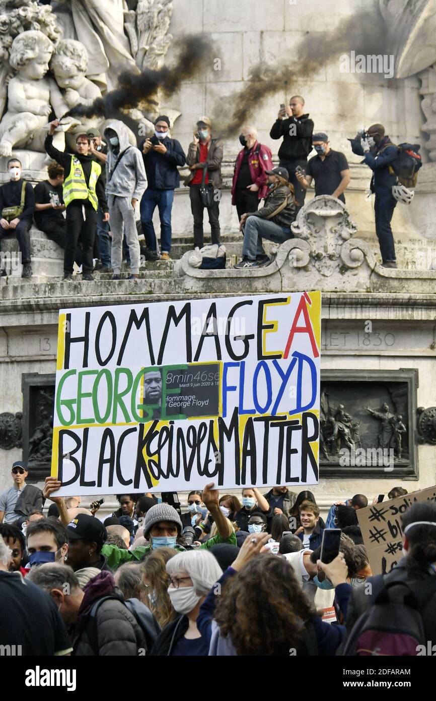 I manifestanti prendono parte durante un raduno nella piazza Place de la Republique di Parigi, in Francia, contro il razzismo e la brutalità della polizia a seguito della morte di George Floyd, un uomo nero disarmato ucciso mentre è stato rapito dalla polizia a Minneapolis, USA, il 09 giugno 2020. Foto di Karim Ait Adjedjou/Avenir Pictures/ABACAPRESS.COM Foto Stock