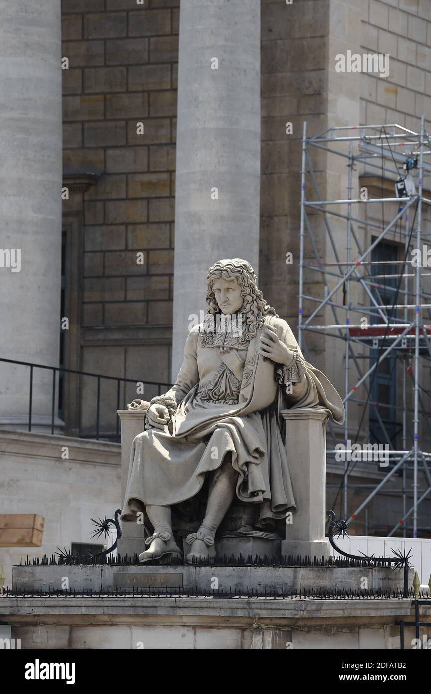 Statua di Jean-Baptiste Colbert, di fronte all'Assemblea Nazionale a Parigi, Francia il 11 giugno 2020. È una delle statue a cui hanno fatto riferimento alcuni attivisti antirazzisti. Statue di figure storiche associate alla schiavitù sono state vandalizzate negli ultimi giorni durante manifestazioni contro la violenza e il razzismo della polizia in diversi paesi. Alcune associazioni chiedono che altre statue, come quella di Colbert, autore del Codice Nero, siano sbloccate davanti all'Assemblea Nazionale. Jean-Baptiste Colbert Jean-Baptiste Colbert (Reims, 29 agosto 1619 – Parigi, 6 settembre 1683) è stato un Foto Stock