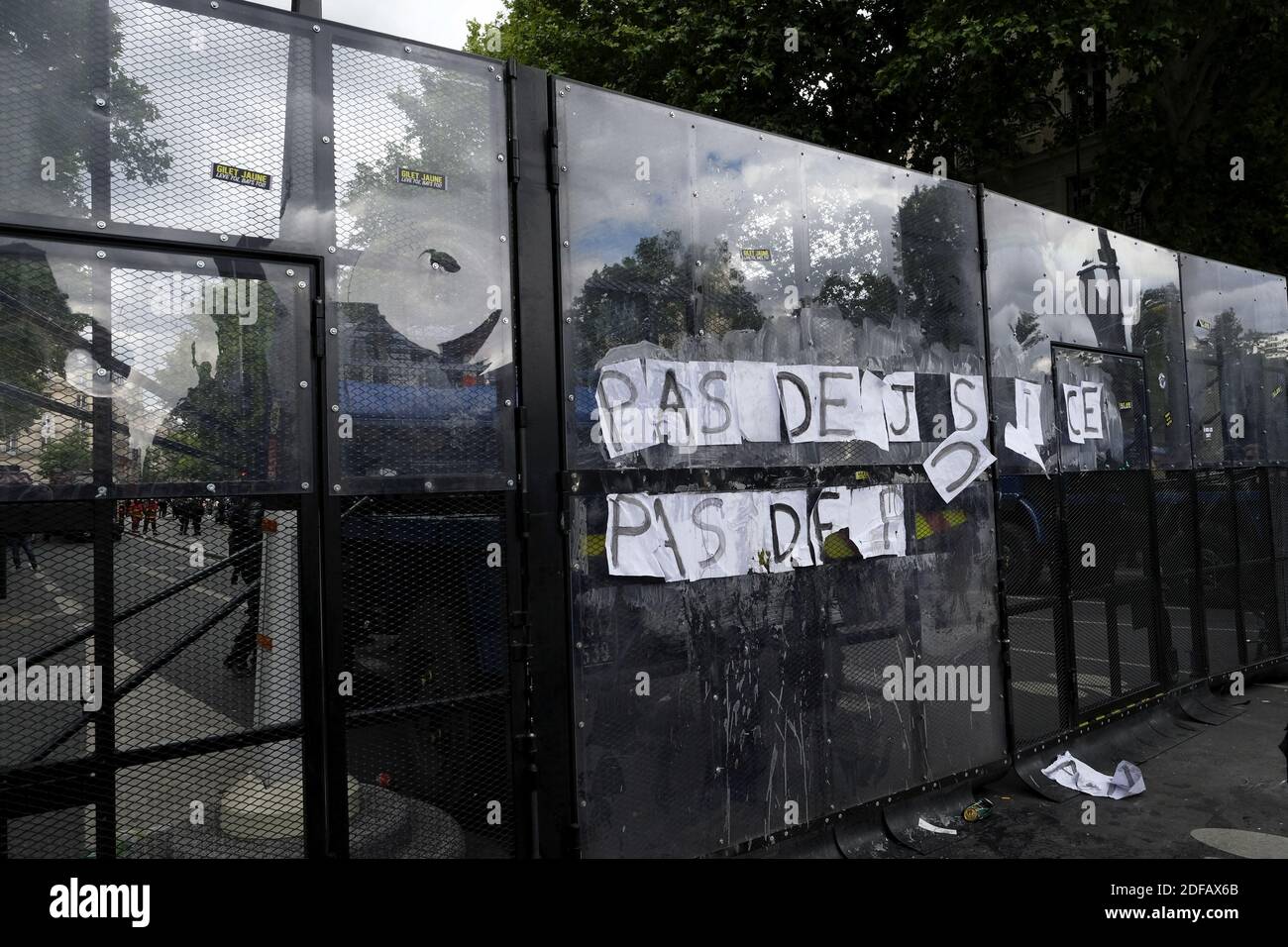 Messaggio 'No Justice no peace' bloccato sulla barriera della polizia anti-sommossa durante una manifestazione contro la brutalità e il razzismo della polizia a Parigi, la marcia è organizzata dai sostenitori del fratello di Assa Traore Adama Traore, morto in custodia della polizia nel 2016 in circostanze ancora poco chiare. La marcia si ispira anche al movimento Black Lives Matter degli Stati Uniti. Parigi, Francia il 13 giugno 2020. Foto di Alfred Yaghobzadeh/ABACAPRESS.COM Foto Stock