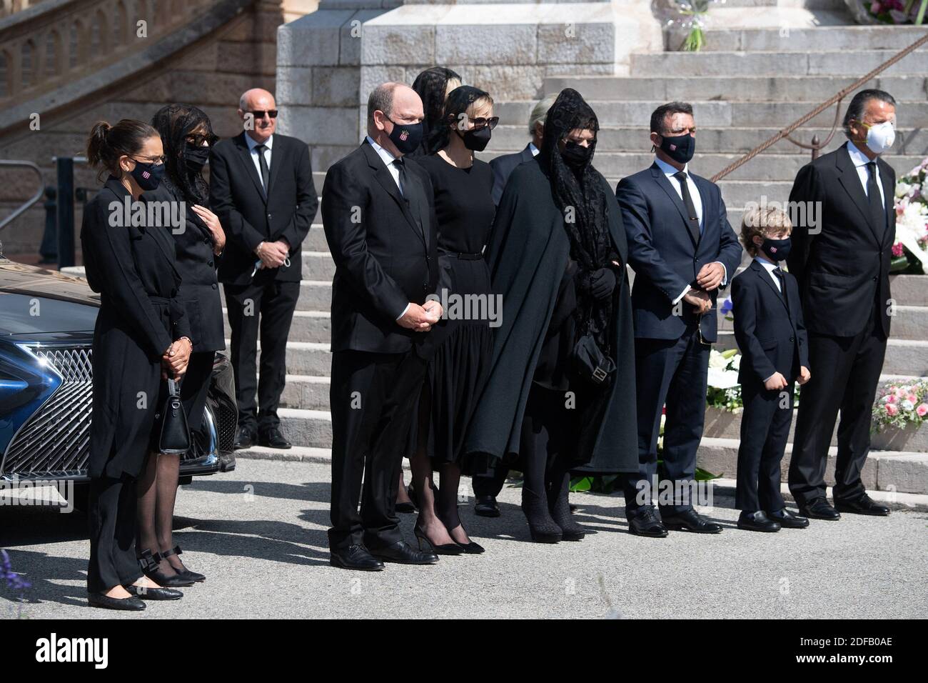 Alexandre-Melchior de Massy, Melanie-Antoinette de Massy, Principessa Charlene di Monaco, Principe Alberto II di Monaco, Principessa Carolina di Hannover e Principessa Stephanie di Monaco partecipano alla cerimonia funeraria della Contessa Elisabetta Ann de Massy nella Cattedrale di Saint-Nicolas, il 17 giugno 2020 a Monaco.la Contessa Elisabetta-Ann de Massy morì il 10 giugno 2020 all'età di 72 anni. Foto di David Niviere/ABACAPRESS.COM Foto Stock