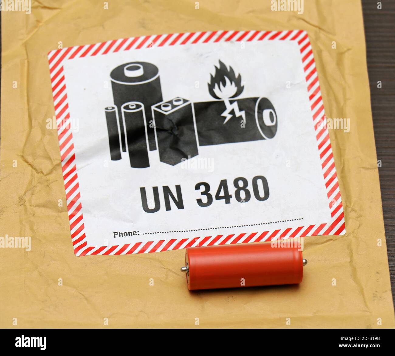 Londra; Regno Unito - 27 novembre 2020: Etichetta di avvertenza della  batteria sulla confezione della busta sicura Amazon per il trasporto di batterie  al litio in metallo infiammabile con UN3480 Foto stock - Alamy
