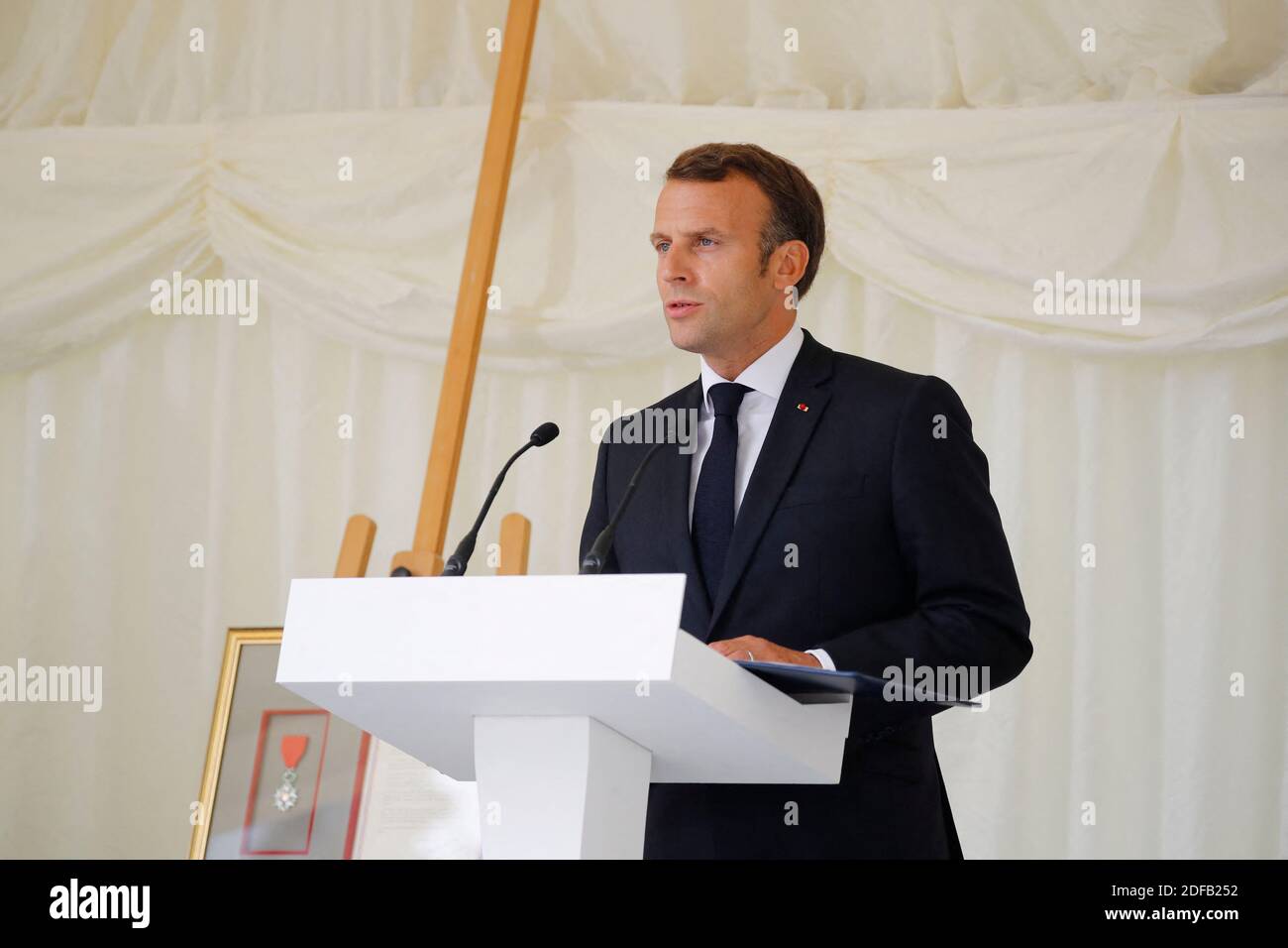 Il presidente francese Emmanuel Macron (R) interviene in occasione di un evento di deposizione delle corone presso Carlton Gardens, nel centro di Londra, il 18 giugno 2020, con il principe Carlo, principe di Galles (2L) e la britannica Camilla, Duchessa di Cornovaglia (L) durante una visita in occasione dell'anniversario dell'appello del presidente francese Charles de Gaulle al popolo francese di resistere all'occupazione nazista durante la seconda guerra mondiale. Macron si è recato a Londra il 18 giugno per commemorare l'ottantesimo anniversario dell'appello dell'ex presidente francese Charles de Gaulle al popolo francese di resistere all'occupazione nazista durante la seconda guerra mondiale Foto di Tolga AKMEN/Pool/ABACAPRESS.CO Foto Stock