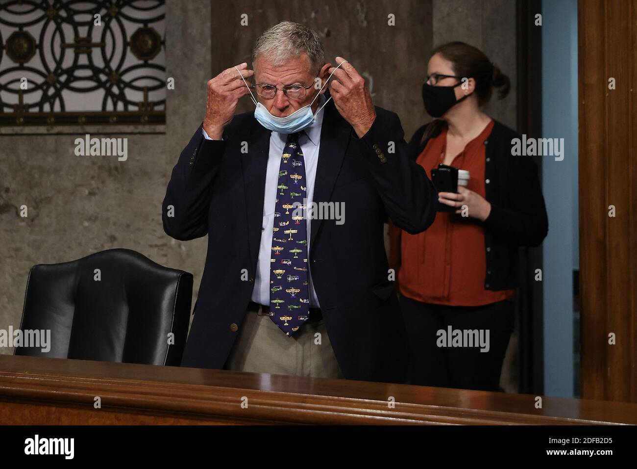 Il presidente della commissione per i servizi armati del Senato James Inhofe (R-OK) si prepara all'audizione di conferma per il tenente generale dell'esercito americano Daniel Hokanson e il generale dell'esercito americano Gustave F. Perna nell'edificio dell'ufficio del Senato di Dirksen a Capitol Hill il 18 giugno 2020 a Washington, DC, USA. Il presidente Donald Trump ha utilizzato la Guardia Nazionale militare come minaccia contro i manifestanti durante le violente manifestazioni contro l'uccisione di George Floyd mentre era sotto la custodia della polizia di Minneapolis.Foto di chip Somodevilla/Pool/ABACAPRESS.COM Foto Stock