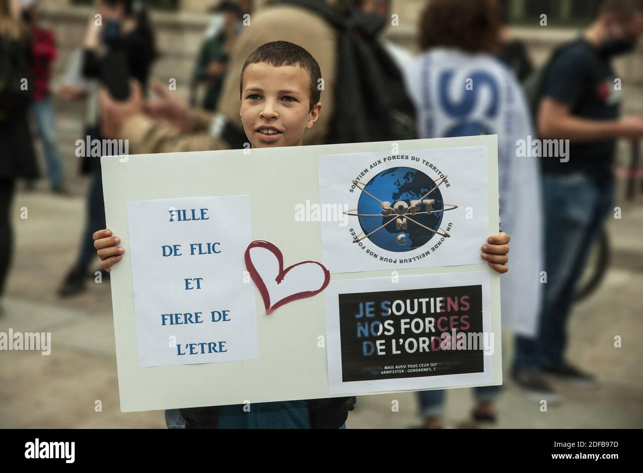 Manifestazione organizzata dall'Associazione delle mogli degli ufficiali di polizia Angry (FFOC) per dimostrare il loro sostegno alla polizia francese mentre si trovano ad affrontare accuse di brutalità diffusa, impunità e razzismo istituzionale nella piazza Louis Lepine di Parigi; La protesta dei coniugi è stata tenuta sotto gli slogan "All Lives Matter" e "We Stand with our Security Forces" in reazione ai numerosi raduni anti-razzismo che si sono svolti in tutta la Francia, che hanno come obiettivo l'abuso e la cattiva condotta della polizia; Che sono stati innescati dalle azioni del movimento 'Black Lives Matter' (BLM) negli Stati Uniti dopo il 25 maggio pol Foto Stock