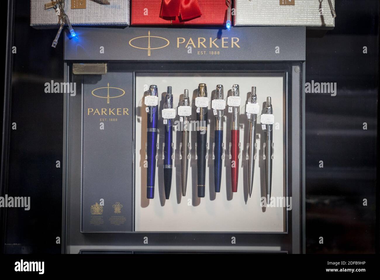 BELGRADO, SERBIA - 8 NOVEMBRE 2020: Logo Parker su penne da ballo e stilografiche del marchio in vendita. Parker Pen Company è una società americana selli Foto Stock