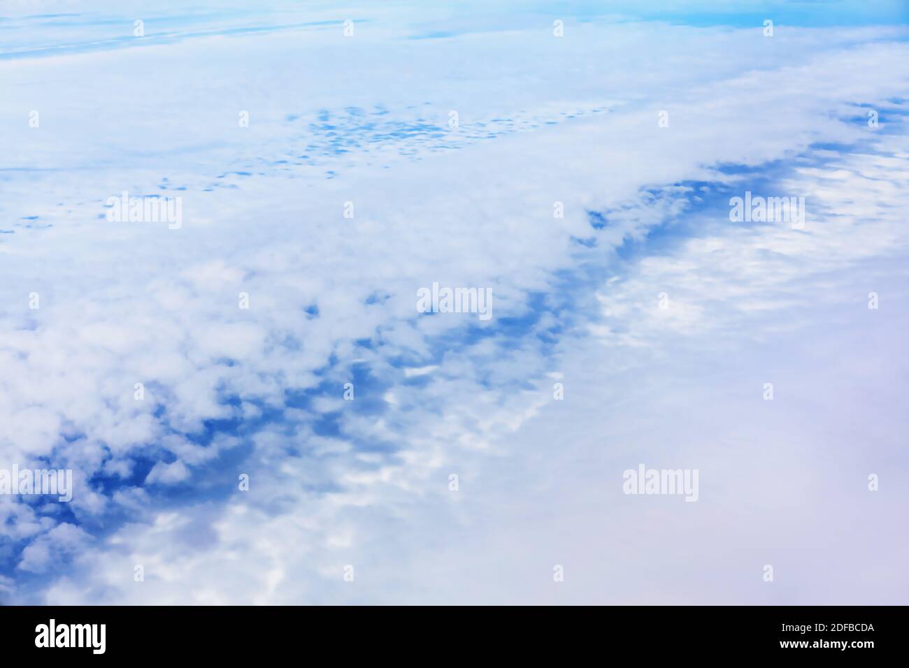 Vista solida delle nuvole innevate dall'alto Foto Stock