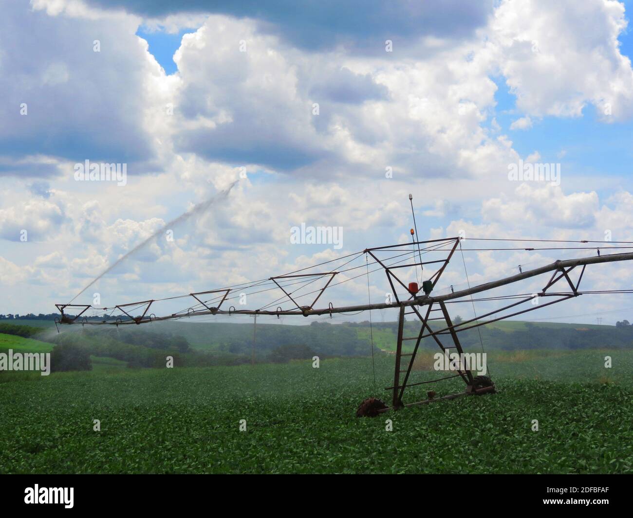 Sistema di irrigazione che lavora su una vasta piantagione di soia Foto Stock