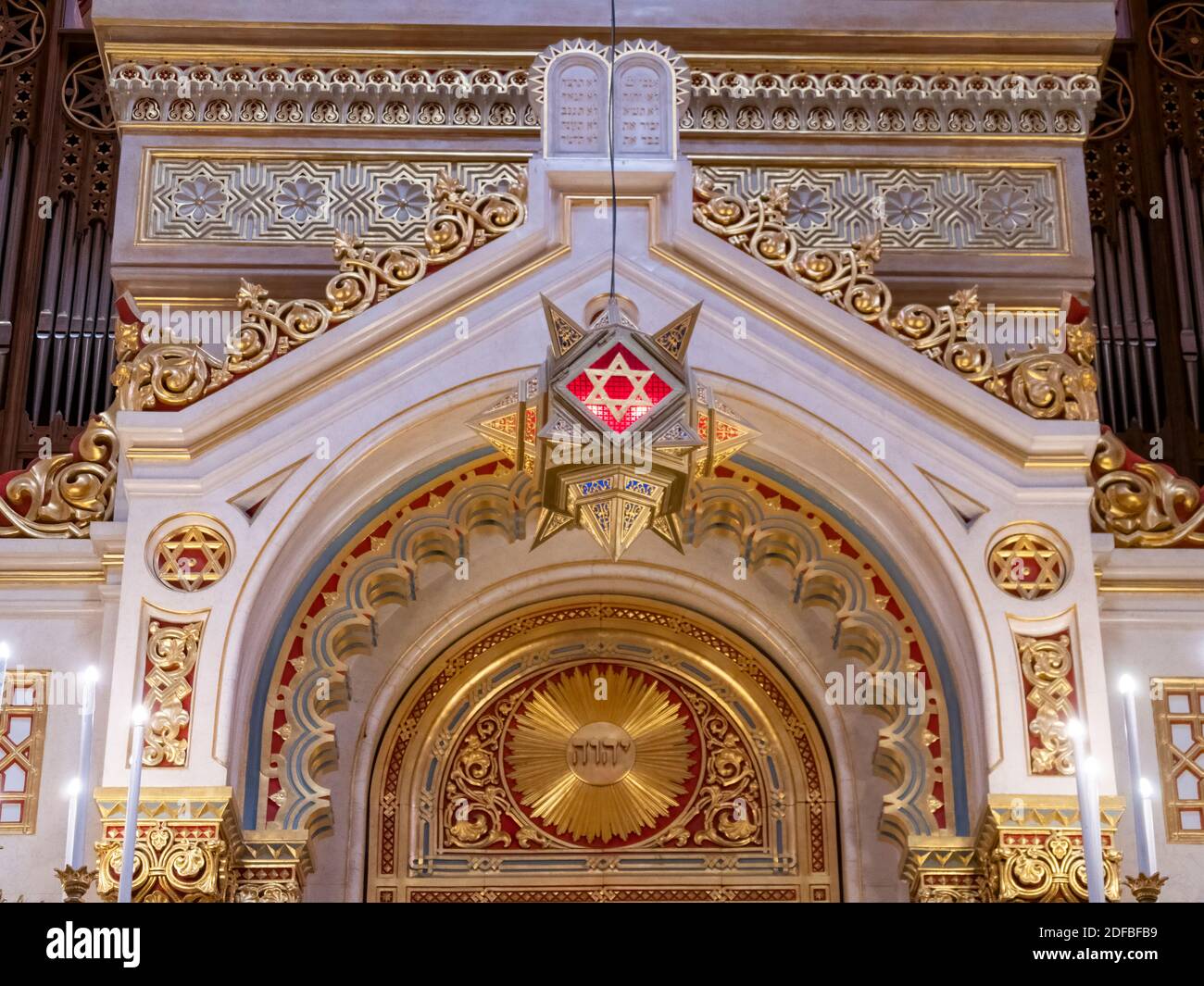 BUDAPEST, UNGHERIA - 26 MAGGIO 2019: Primo piano della bimah, di fronte al santuario della grande sinagoga sulla via dohany Foto Stock