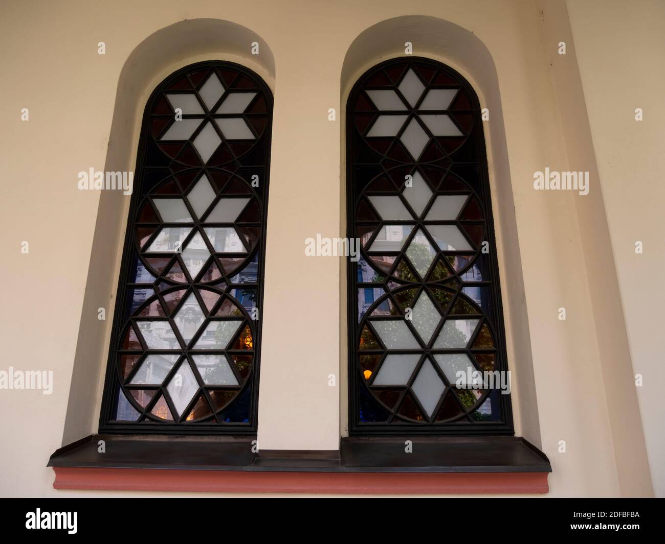 BUDAPEST, UNGHERIA- MAGGIO, 26, 2019: Primo piano esterno di una finestra della grande strada sinagogueone dohany Foto Stock